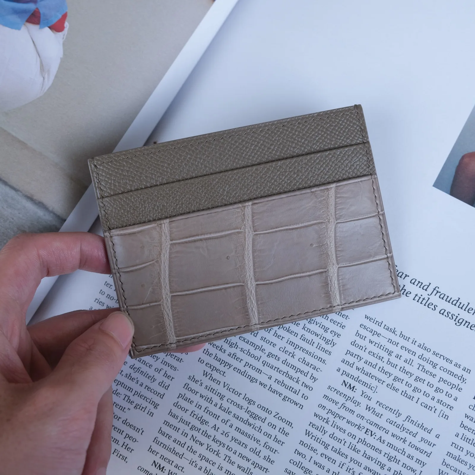 Ảnh Lifestyle Card holder da cá sấu phối Epsom màu taupe - Koi Leather