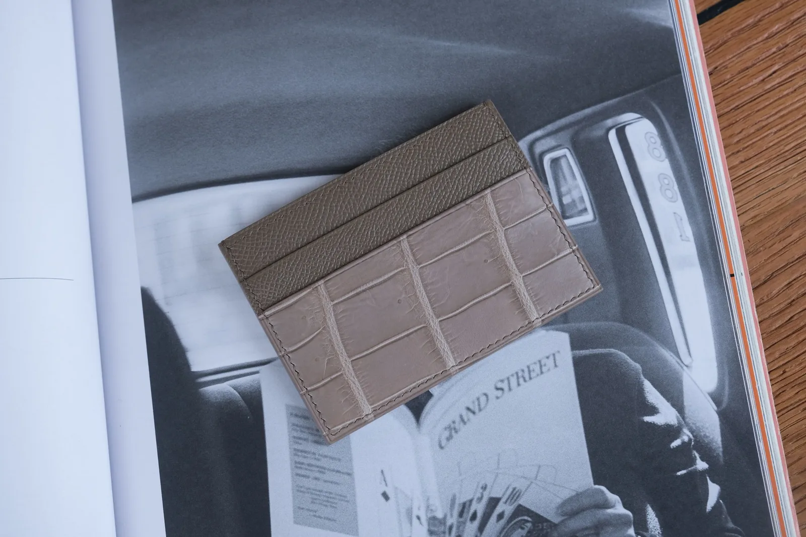 Ảnh Lifestyle Card holder da cá sấu phối Epsom màu taupe - Koi Leather