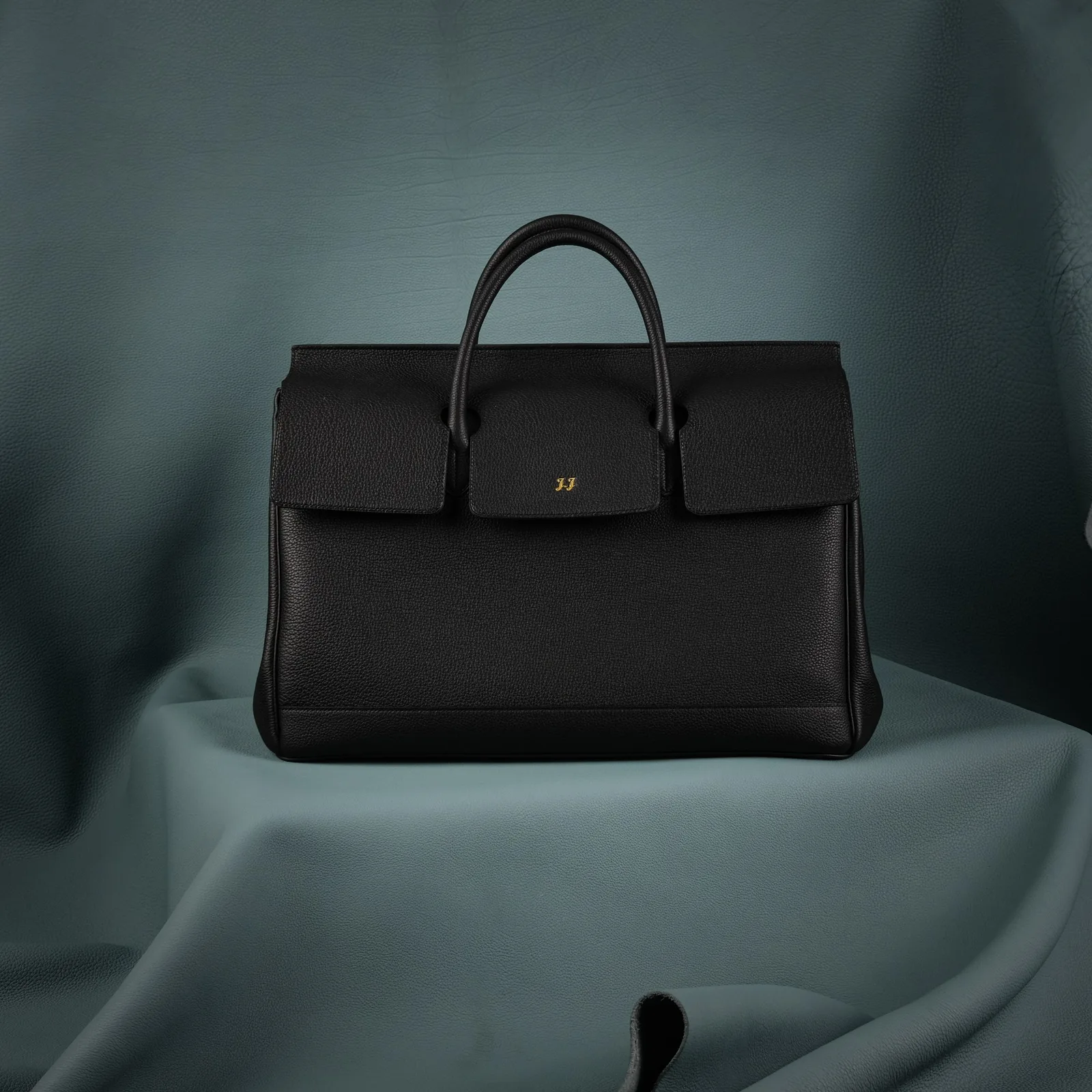 Ảnh Studio Túi xách da Togo nắp gập màu đen kèm dây đeo - Koi Leather