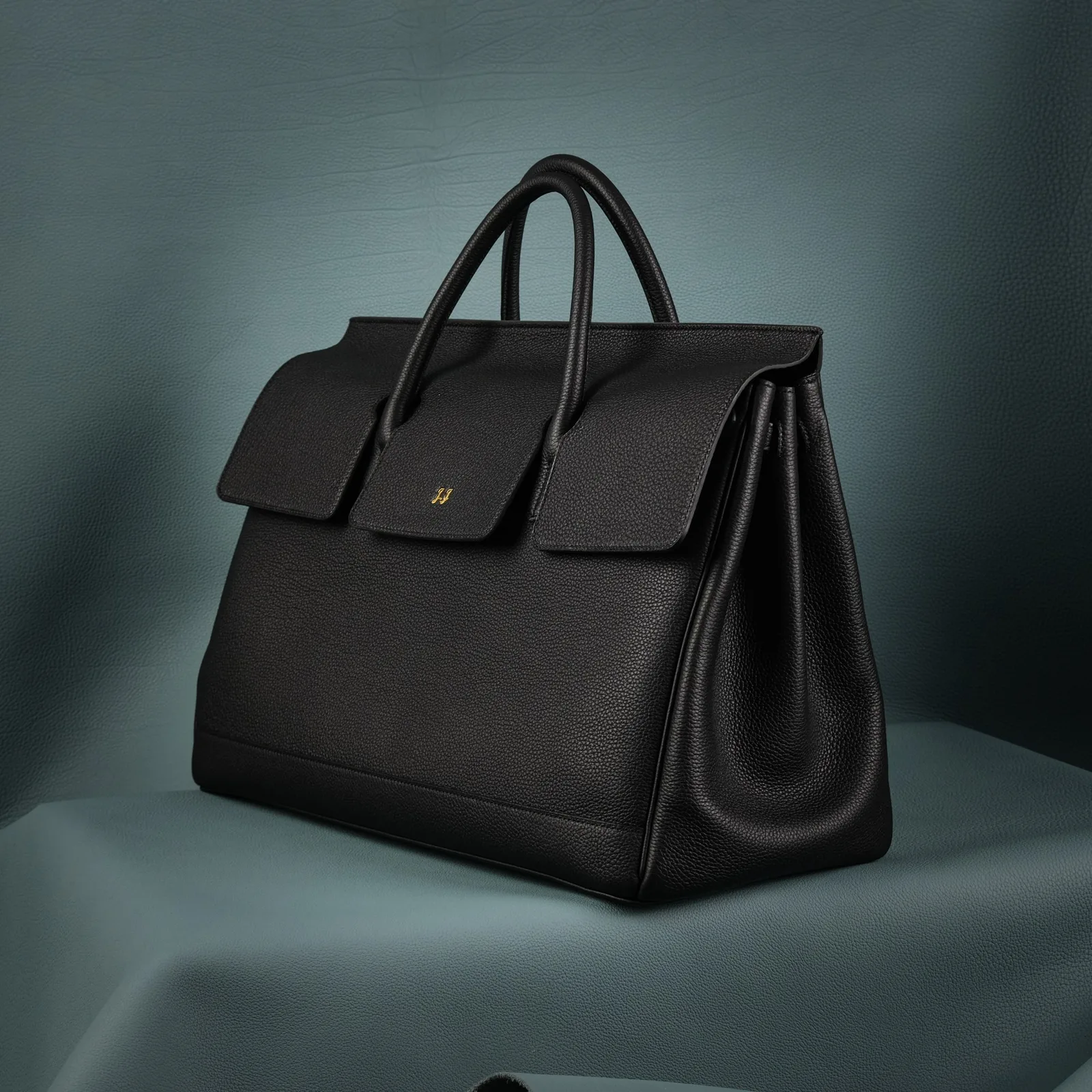 Ảnh Studio Túi xách da Togo nắp gập màu đen kèm dây đeo - Koi Leather
