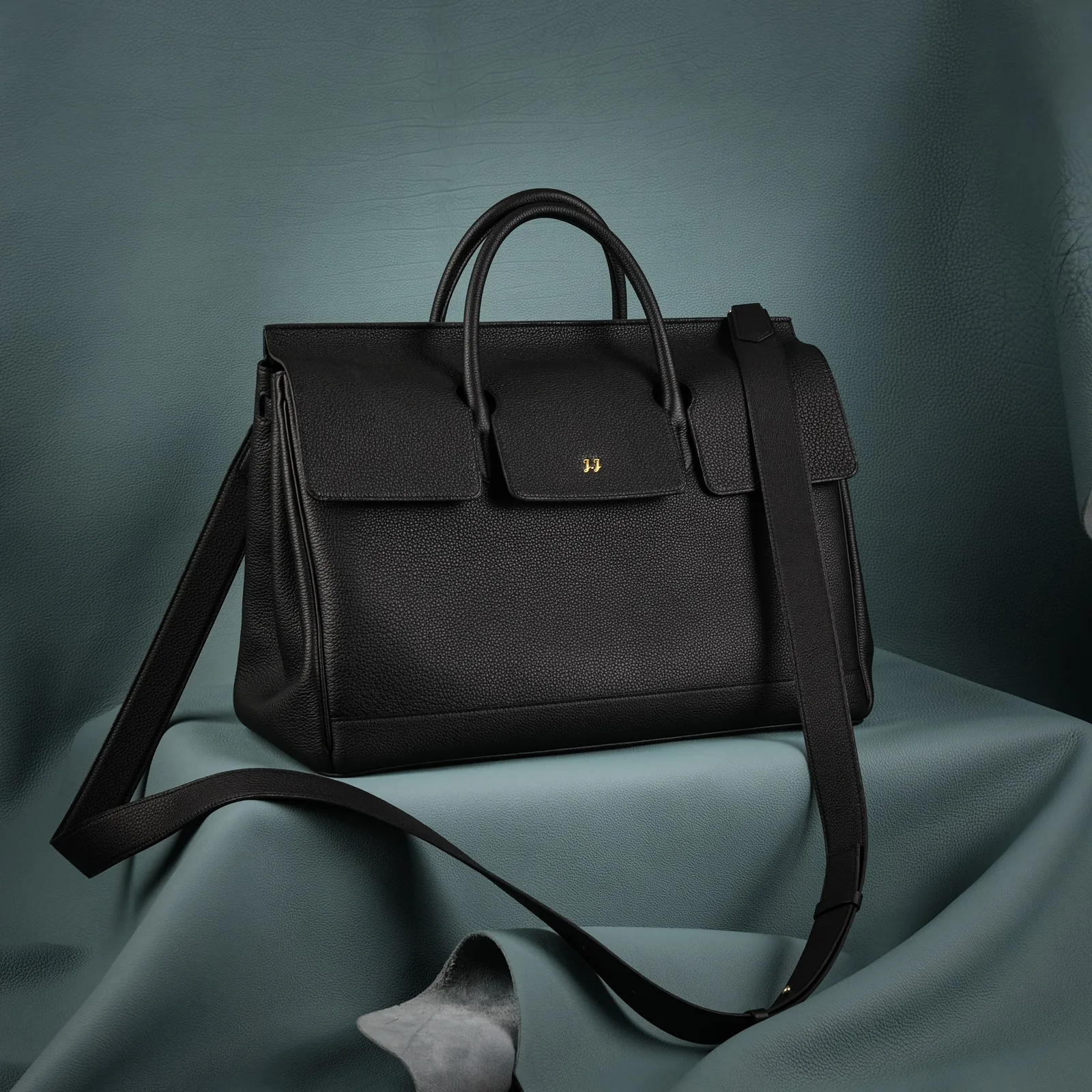 Ảnh Studio Túi xách da Togo nắp gập màu đen kèm dây đeo - Koi Leather