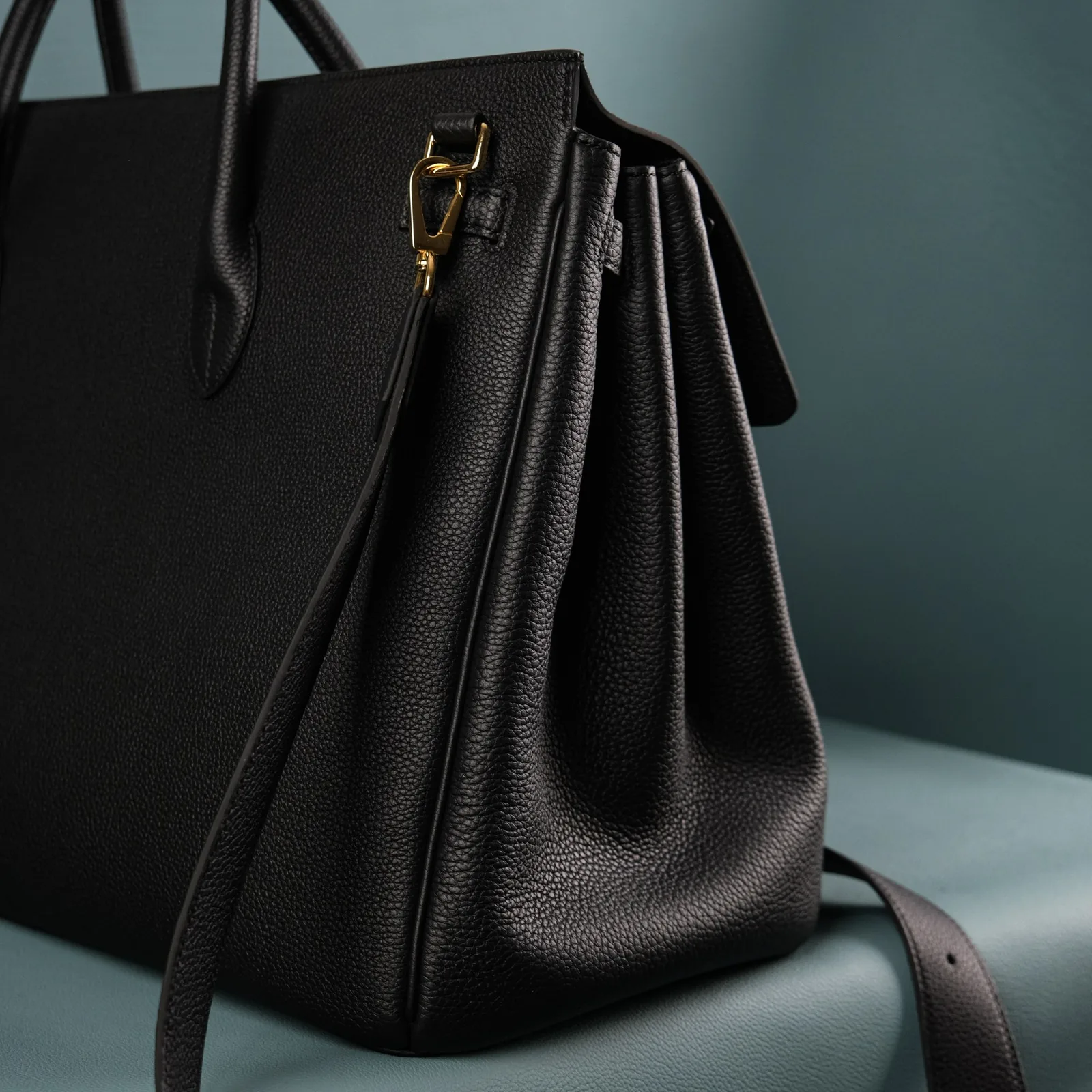 Ảnh Studio Túi xách da Togo nắp gập màu đen kèm dây đeo - Koi Leather