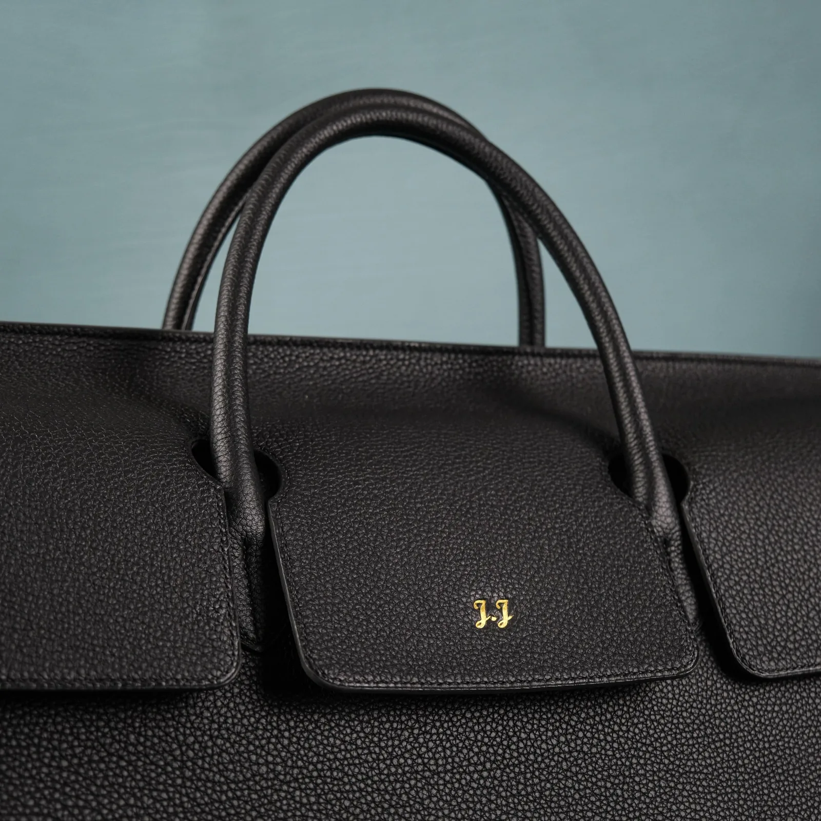 Ảnh Túi xách da Togo nắp gập màu đen kèm dây đeo - Koi Leather