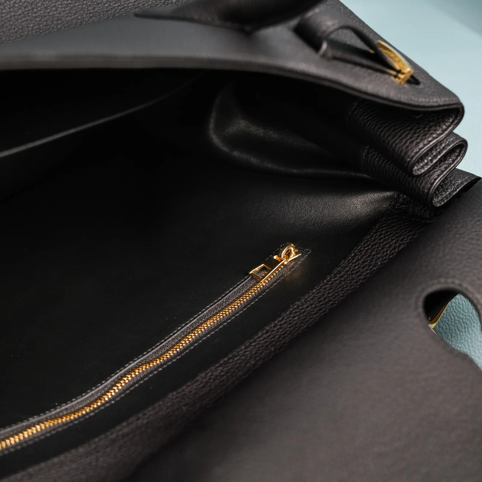 Ảnh Studio Túi xách da Togo nắp gập màu đen kèm dây đeo - Koi Leather