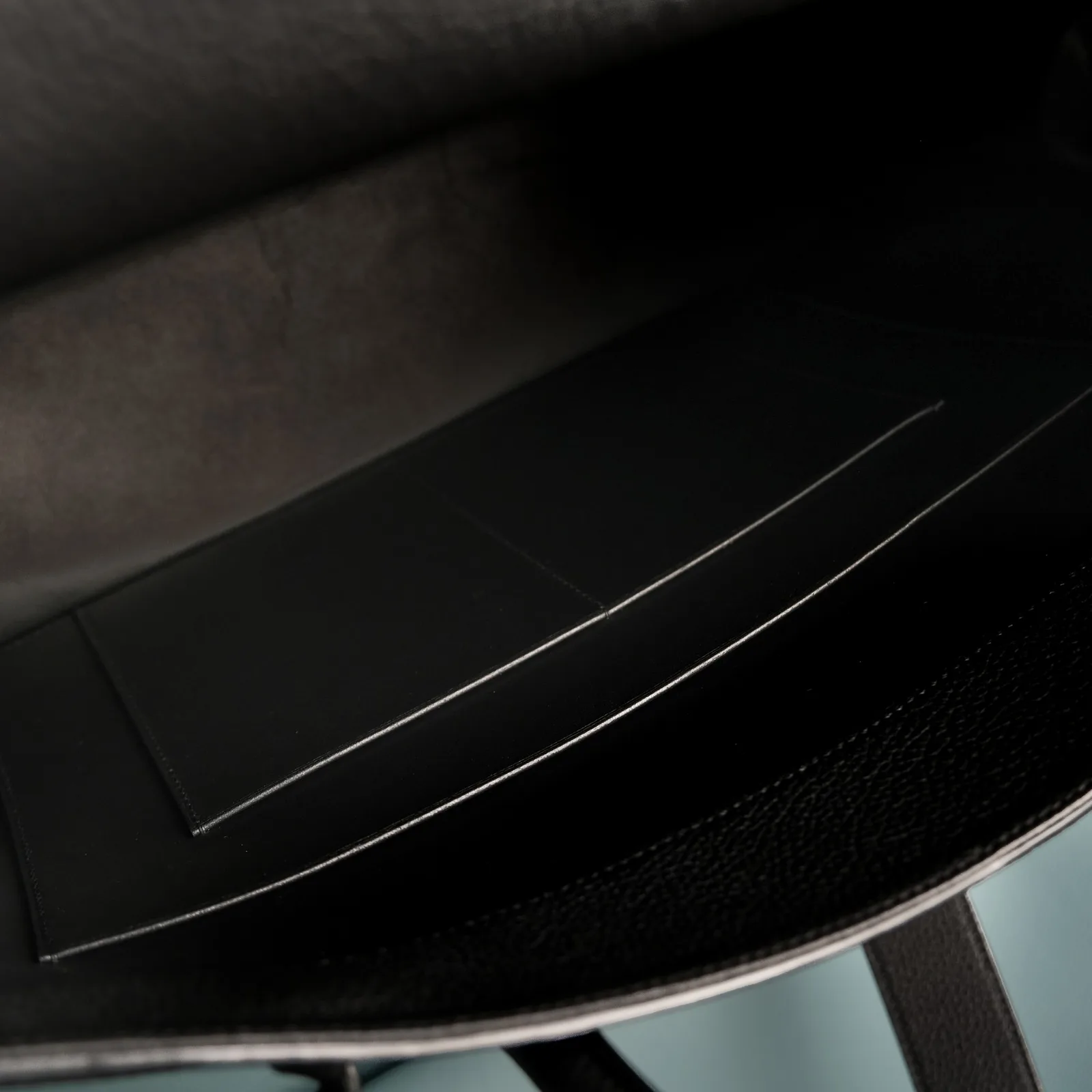Ảnh Studio Túi xách da Togo nắp gập màu đen kèm dây đeo - Koi Leather