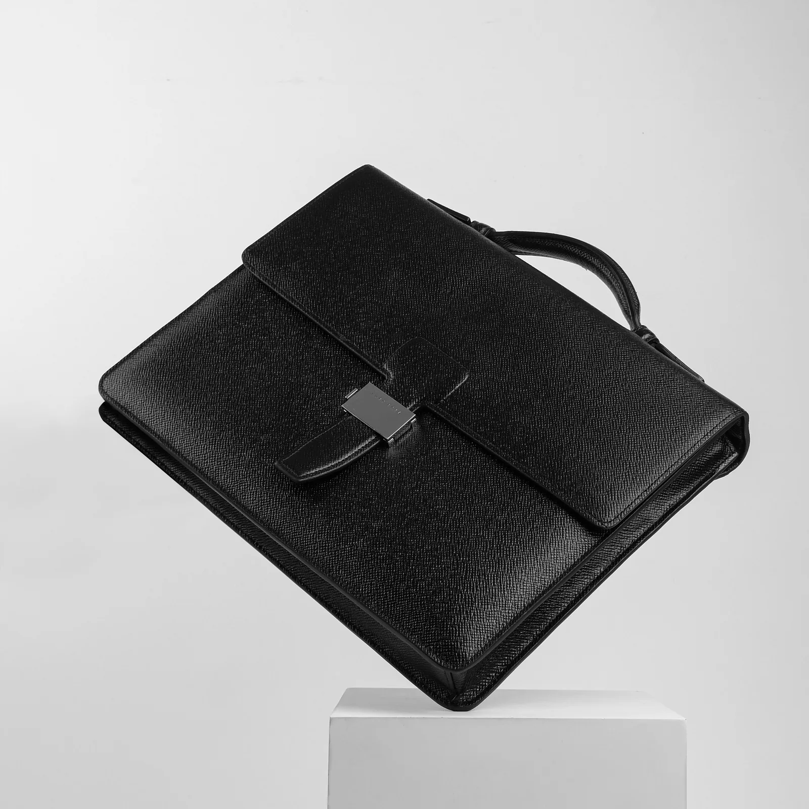 Ảnh Studio Cặp da Taiga màu đen dáng hộp nắp gập quai xách - Koi Leather