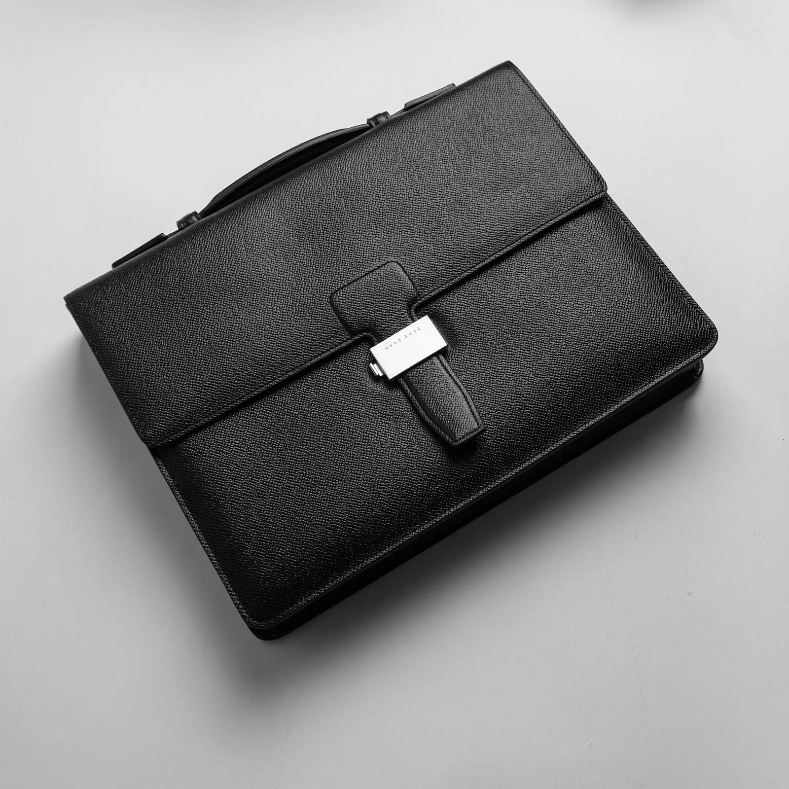 Ảnh Studio Cặp da Taiga màu đen dáng hộp nắp gập quai xách - Koi Leather
