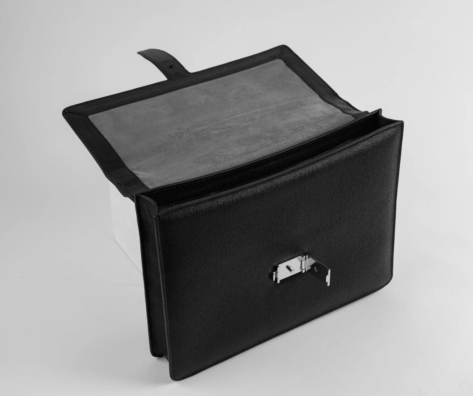 Ảnh Studio Cặp da Taiga màu đen dáng hộp nắp gập quai xách - Koi Leather