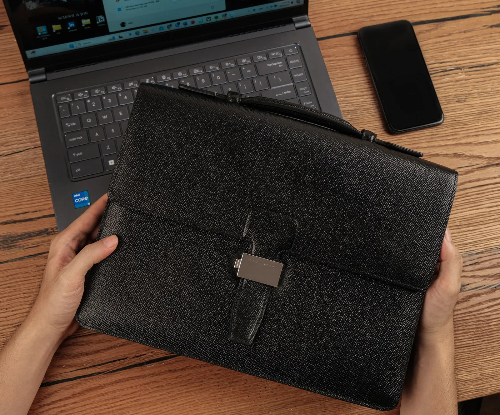 Ảnh Lifestyle Cặp da Taiga màu đen dáng hộp nắp gập quai xách - Koi Leather