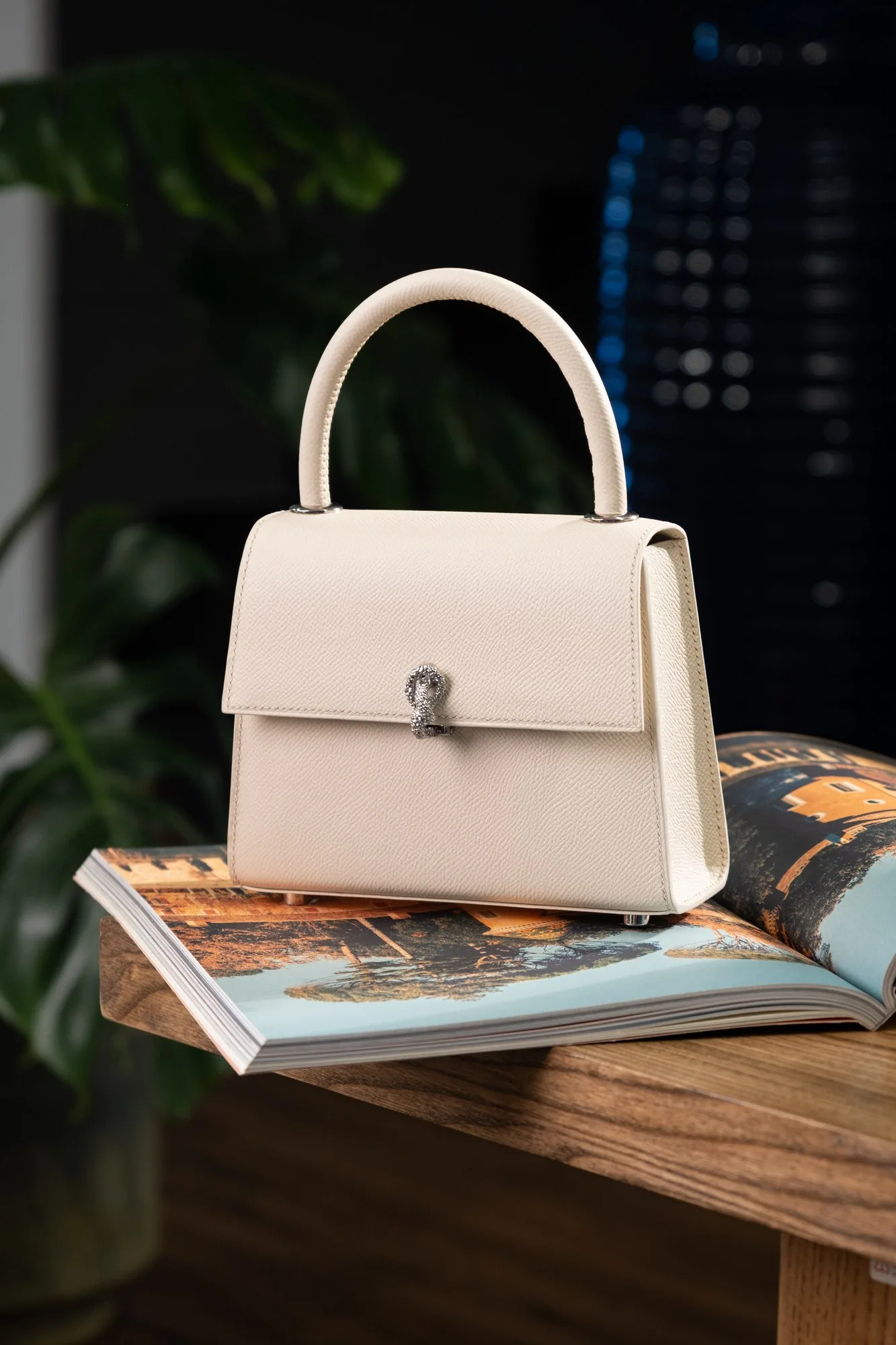 Ảnh Studio Túi Neo Bag da Epsom màu kem khoá bạc - Koi Leather