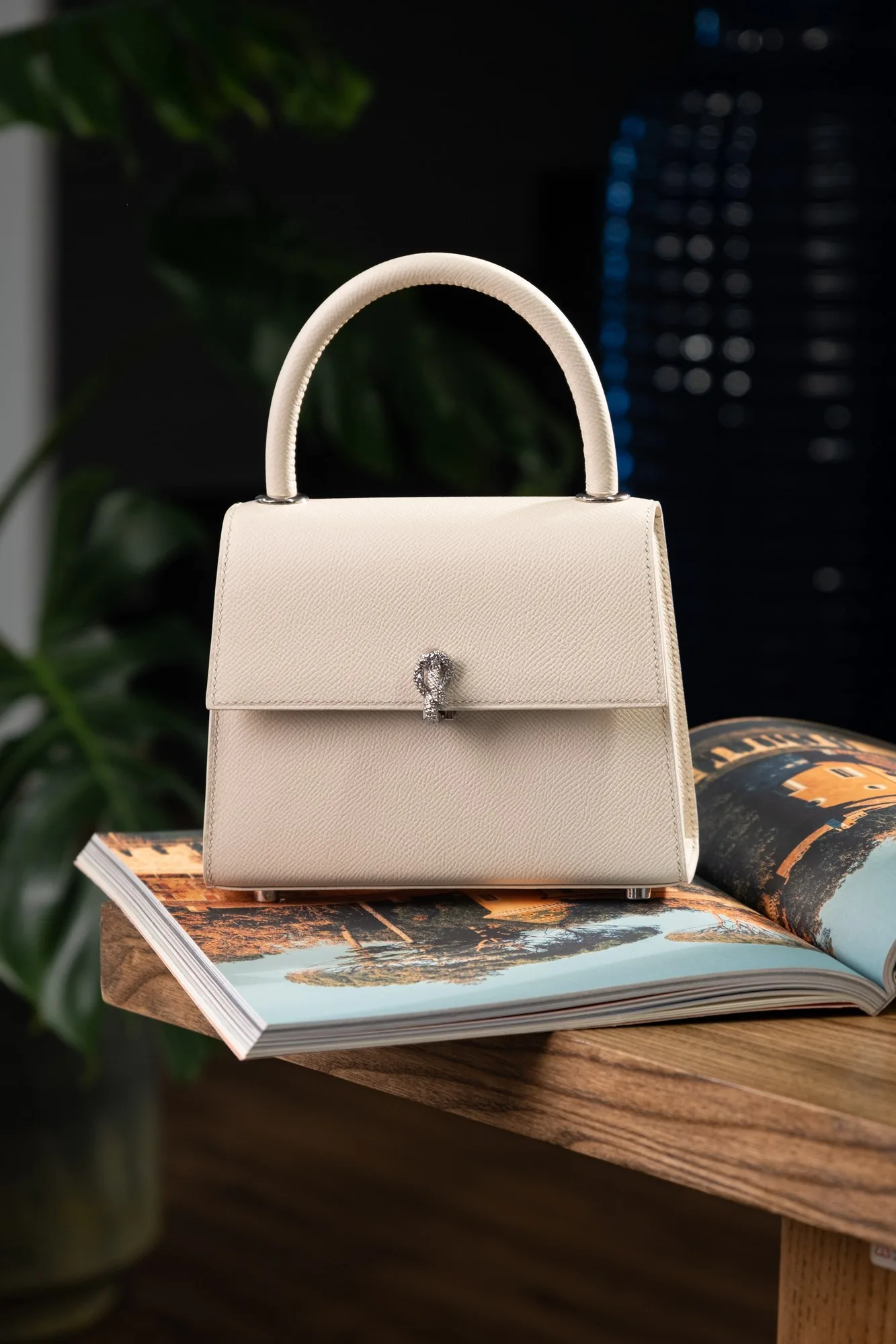 Ảnh Studio Túi Neo Bag da Epsom màu kem khoá bạc - Koi Leather