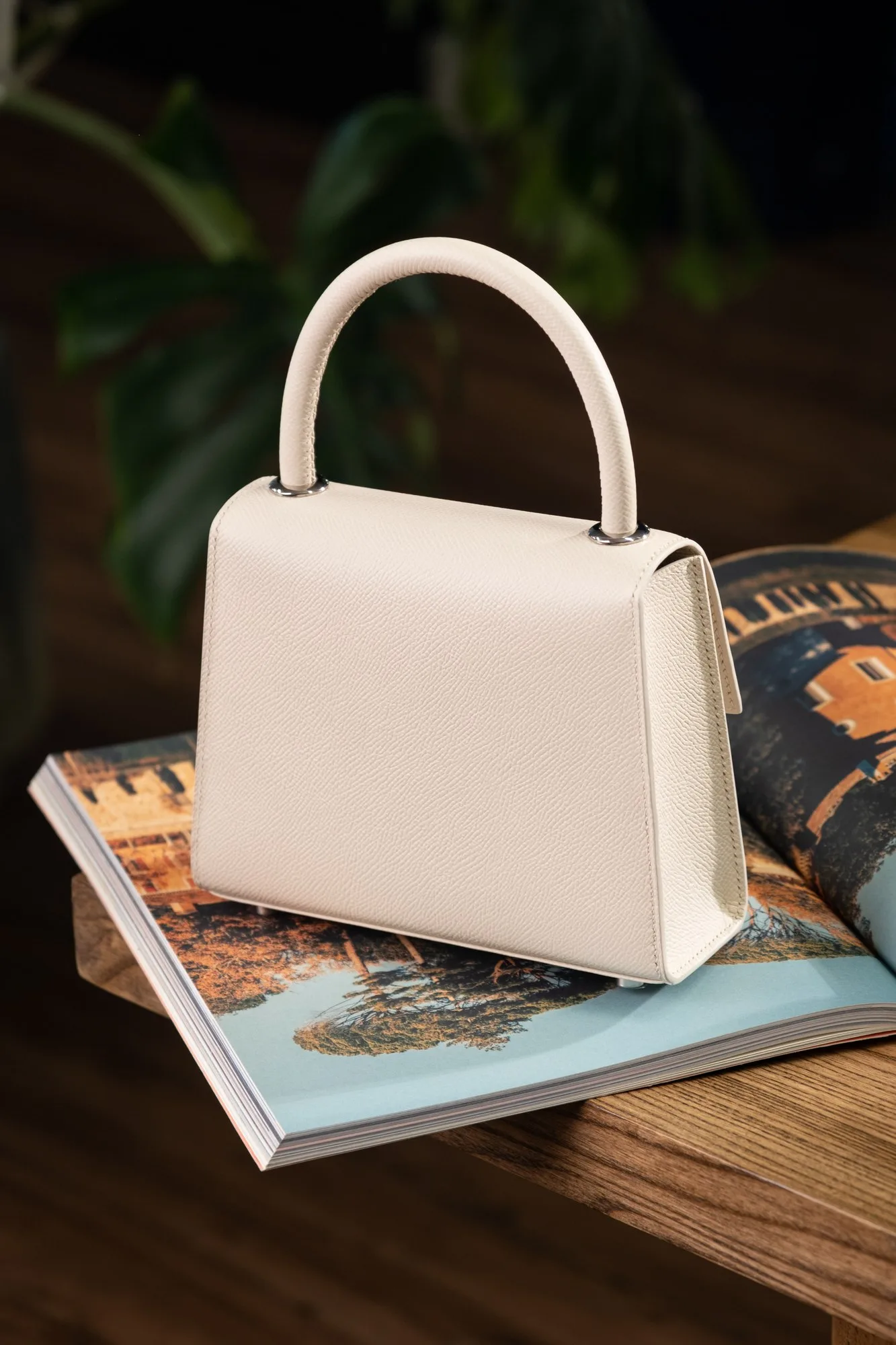 Ảnh Studio Túi Neo Bag da Epsom màu kem khoá bạc - Koi Leather