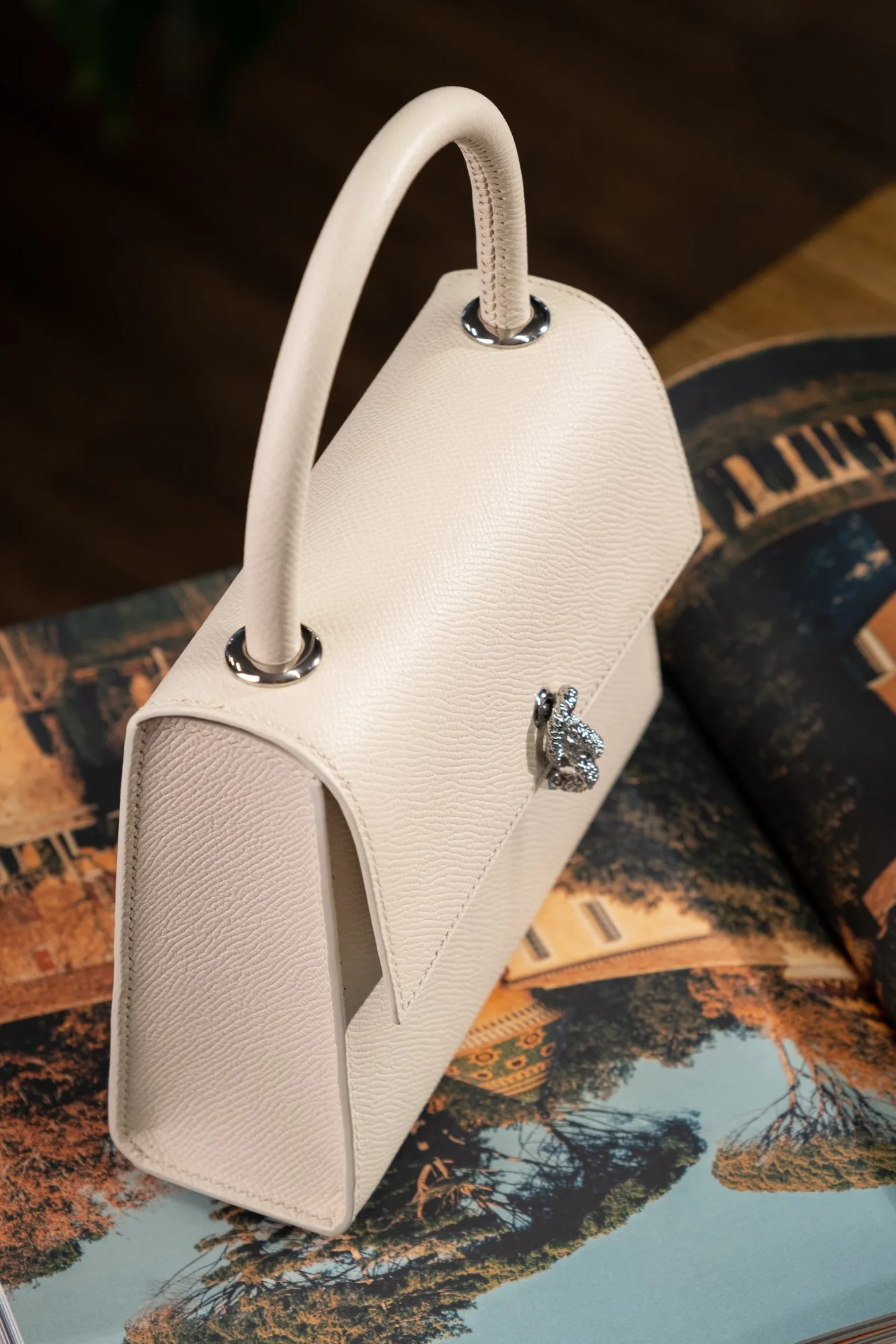 Ảnh Studio Túi Neo Bag da Epsom màu kem khoá bạc - Koi Leather