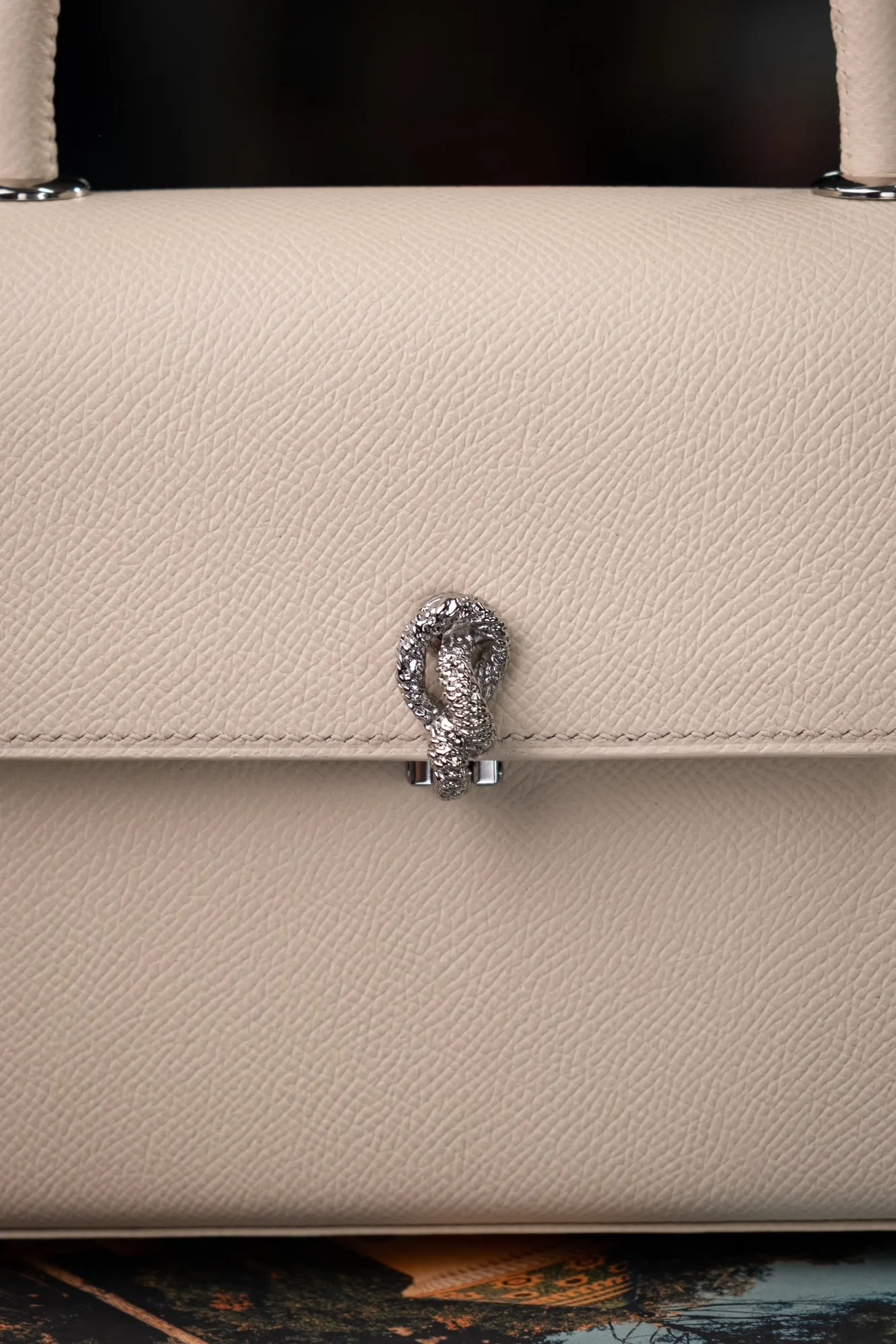 Ảnh Studio Túi Neo Bag da Epsom màu kem khoá bạc - Koi Leather