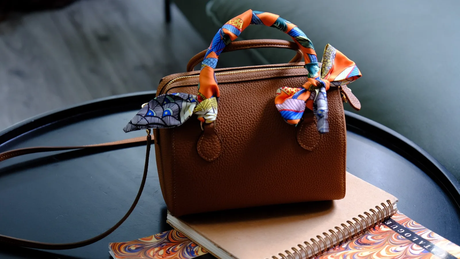 Ảnh Lifestyle Túi xách da Togo dáng trống 20cm màu Gold - Koi Leather