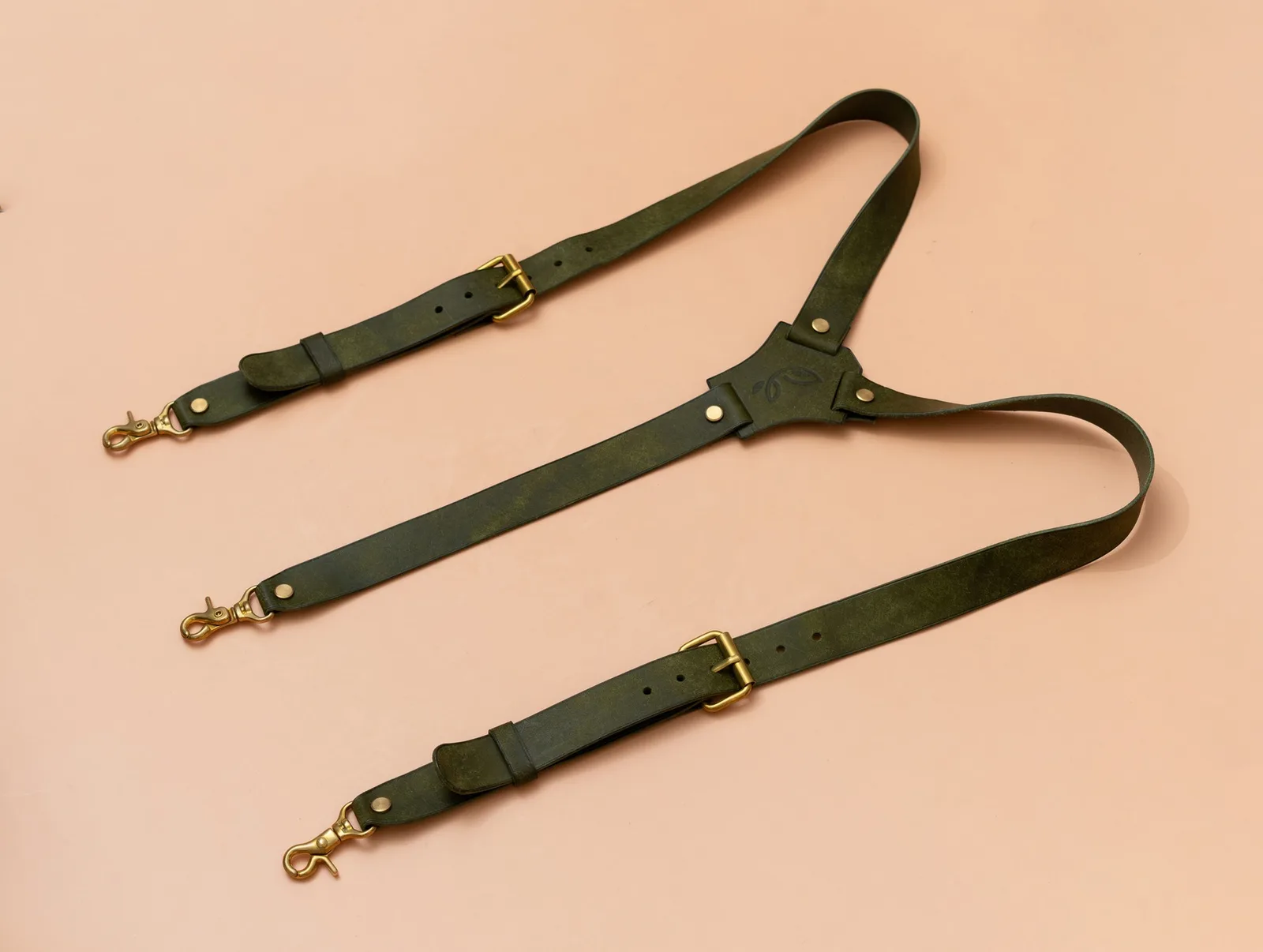 Ảnh Studio Dây đai đeo quần chữ Y da Pueblo xanh rêu khoá đồng - Koi Leather