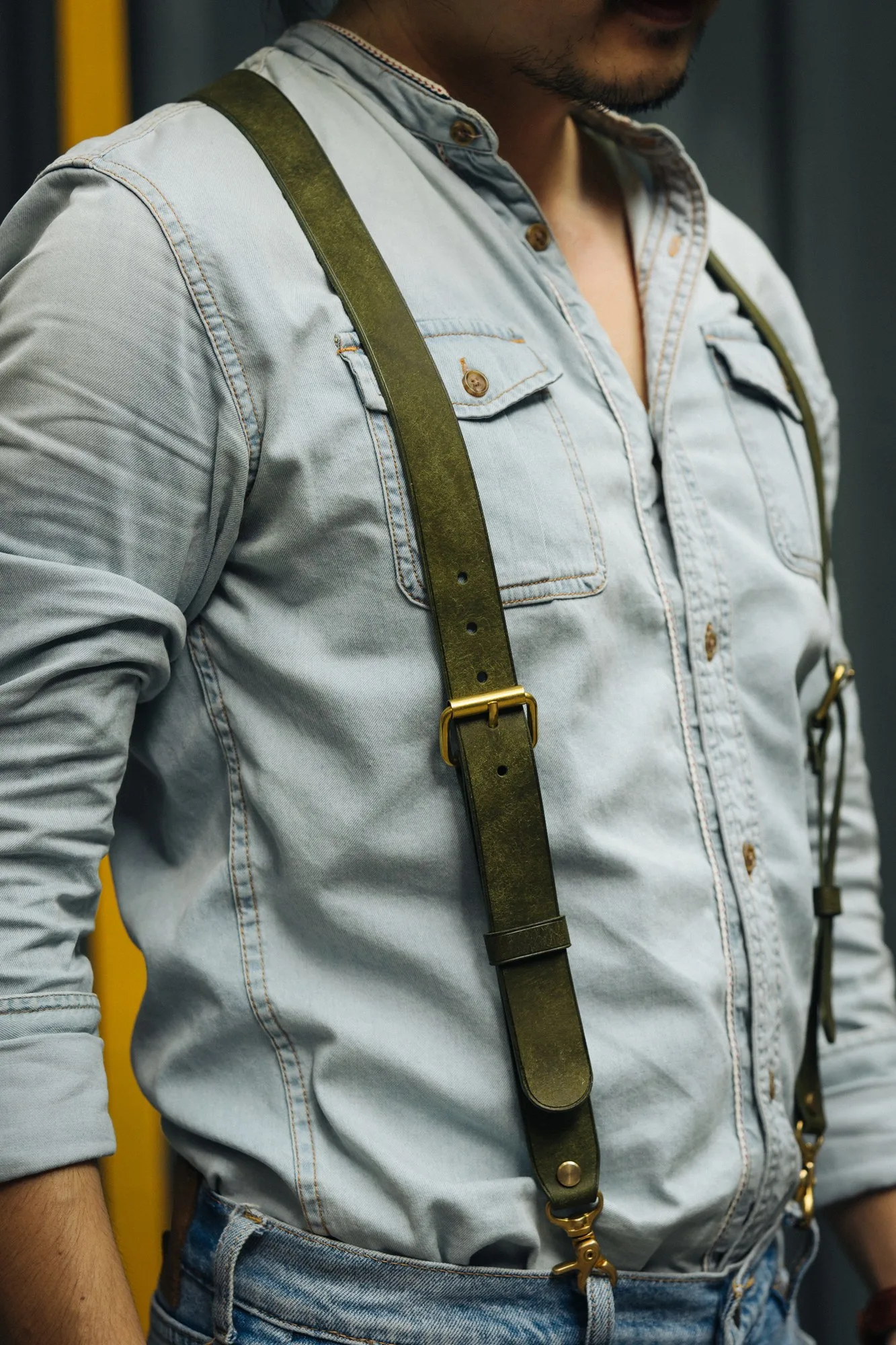 Ảnh Lifestyle Dây đai đeo quần chữ Y da Pueblo xanh rêu khoá đồng - Koi Leather