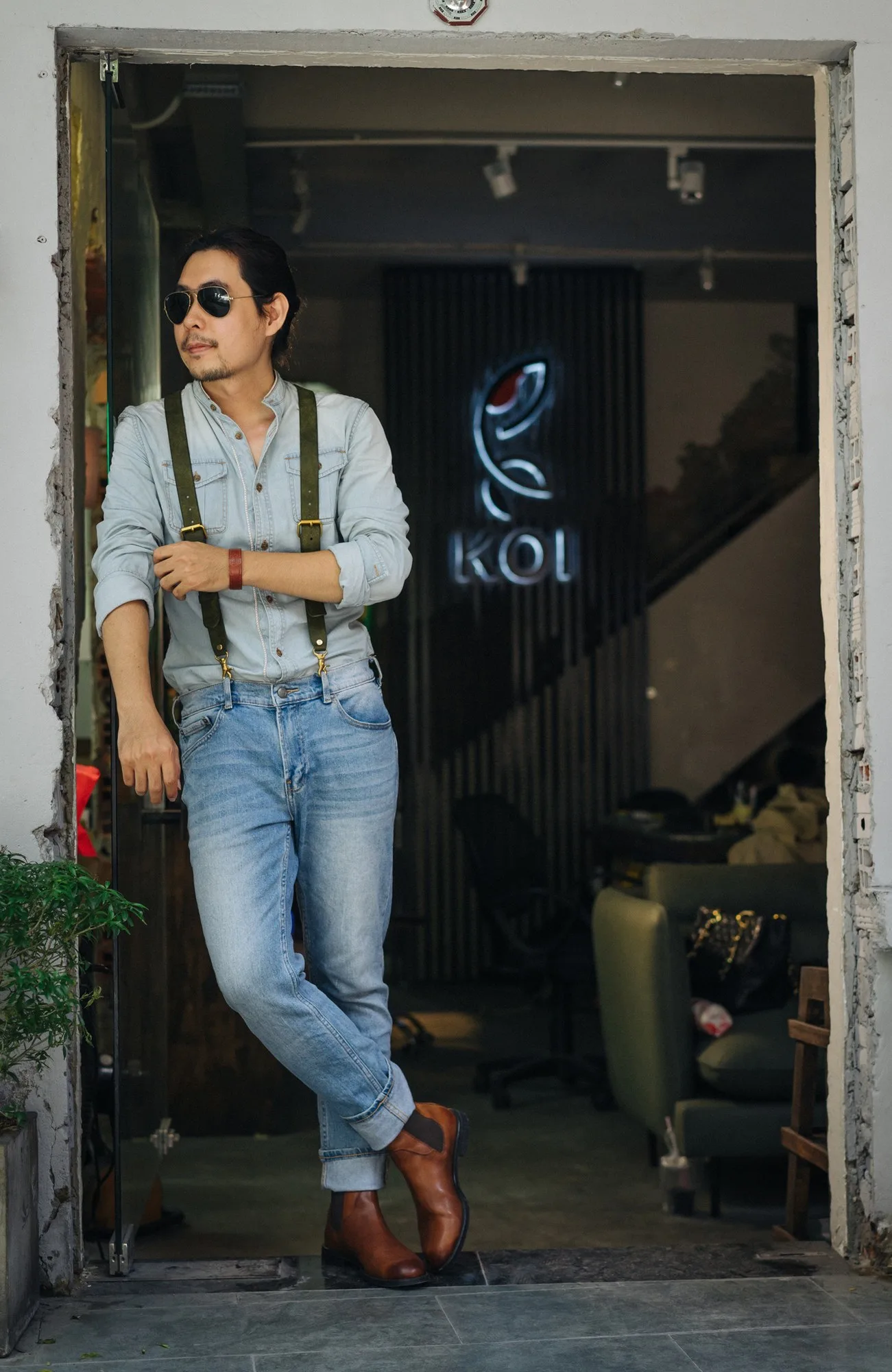 Ảnh Lifestyle Dây đai đeo quần chữ Y da Pueblo xanh rêu khoá đồng - Koi Leather