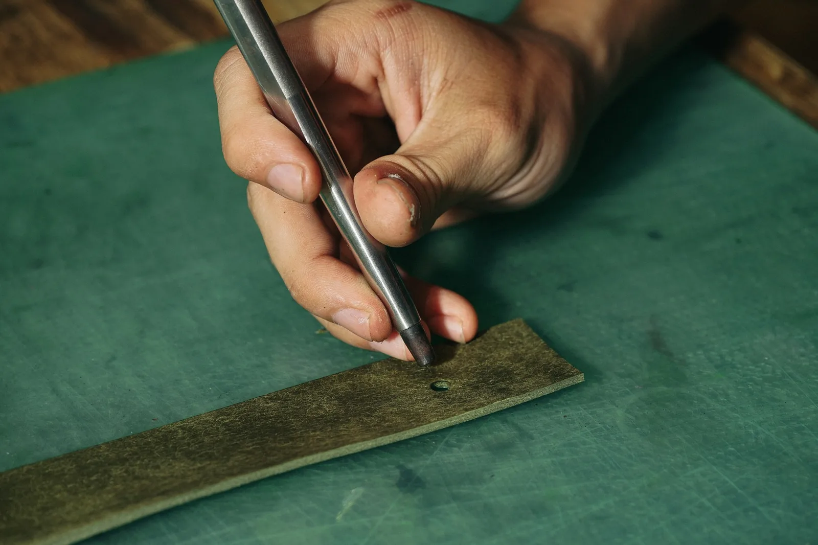 Ảnh Chế tác Dây đai đeo quần chữ Y da Pueblo xanh rêu khoá đồng - Koi Leather