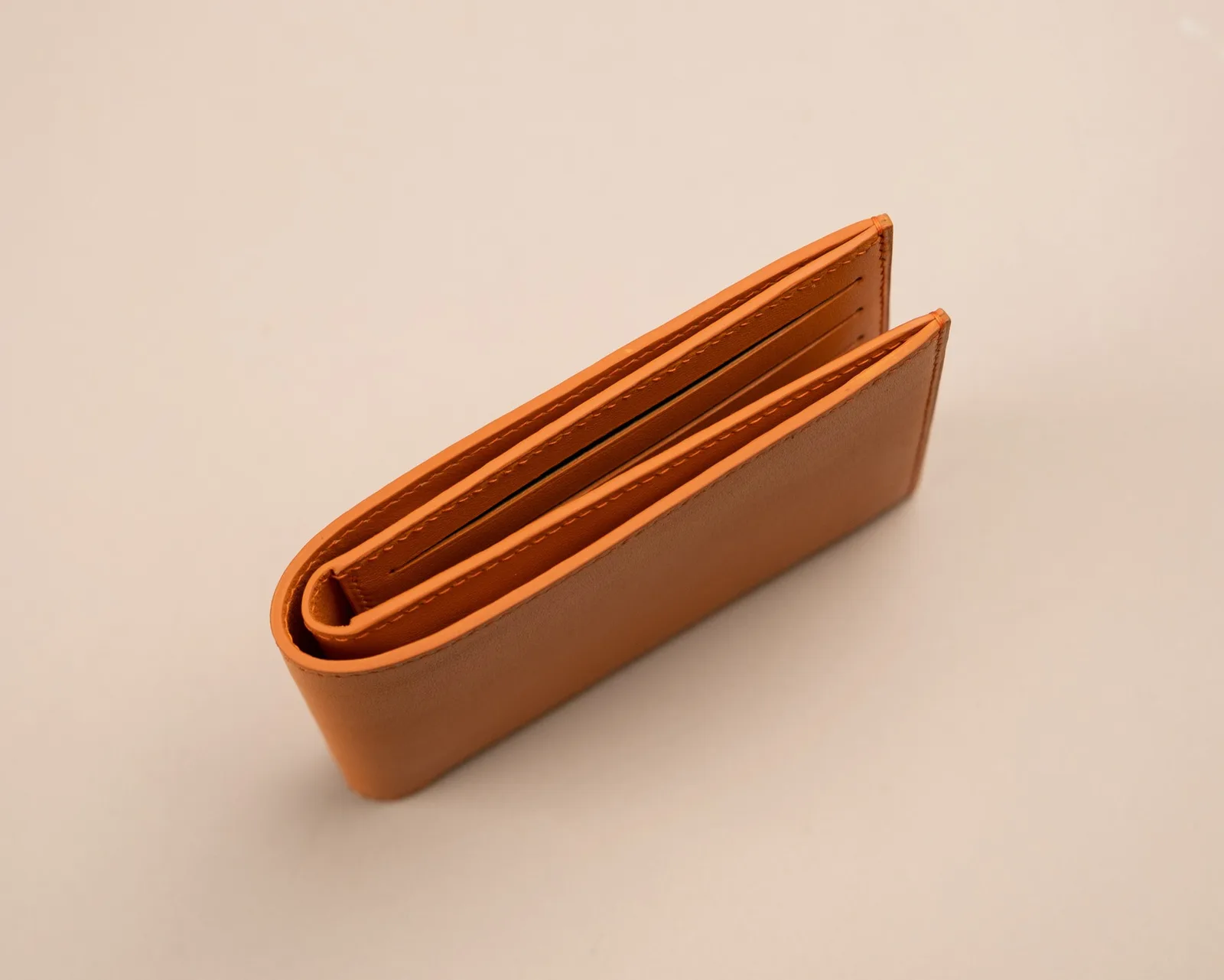 Ảnh Studio Ví ngang da Nappa gập đôi màu cam có ngăn ảnh - Koi Leather