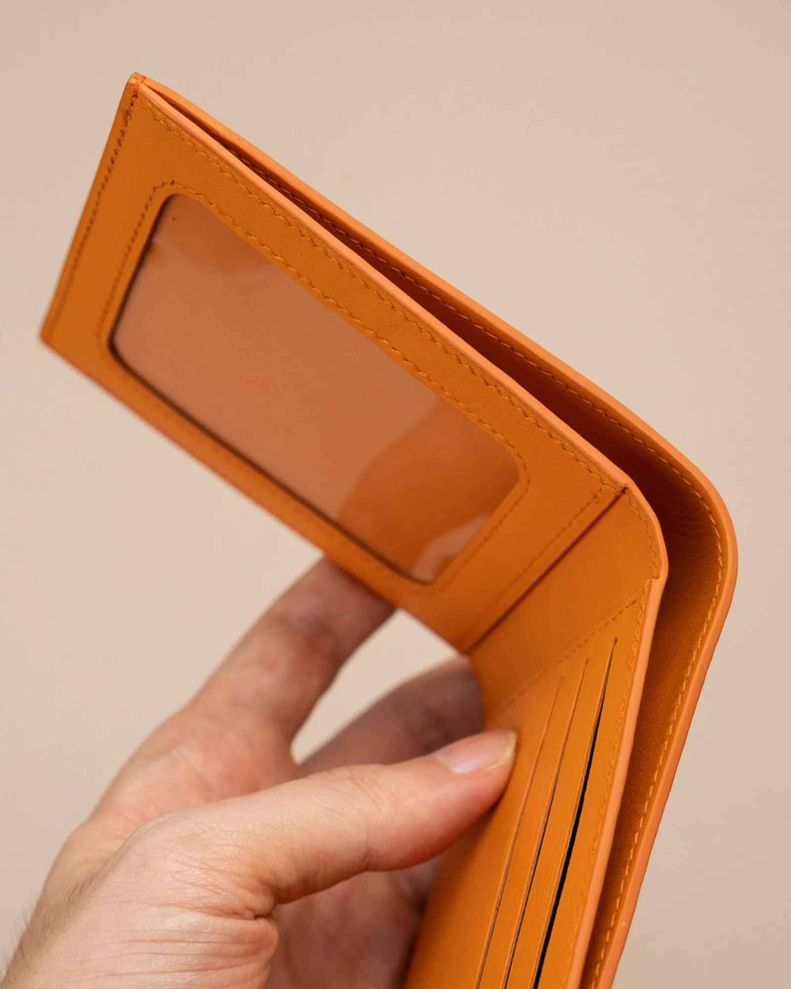 Ảnh Studio Ví ngang da Nappa gập đôi màu cam có ngăn ảnh - Koi Leather