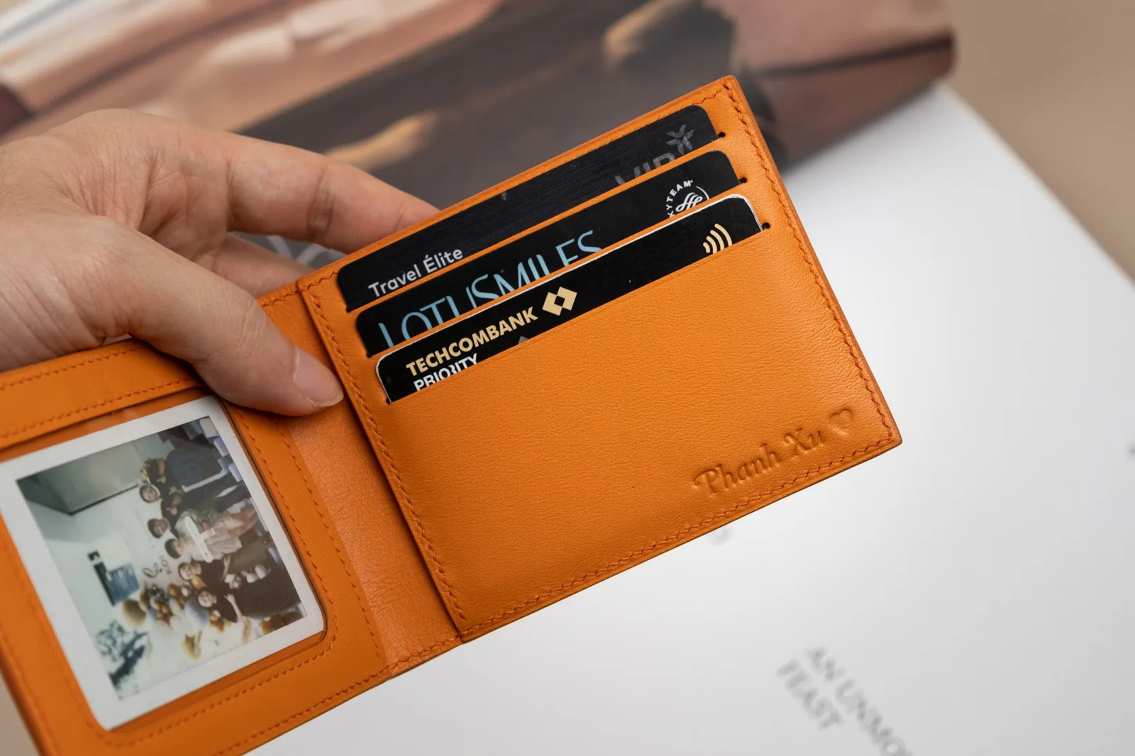 Ảnh Lifestyle Ví ngang da Nappa gập đôi màu cam có ngăn ảnh - Koi Leather