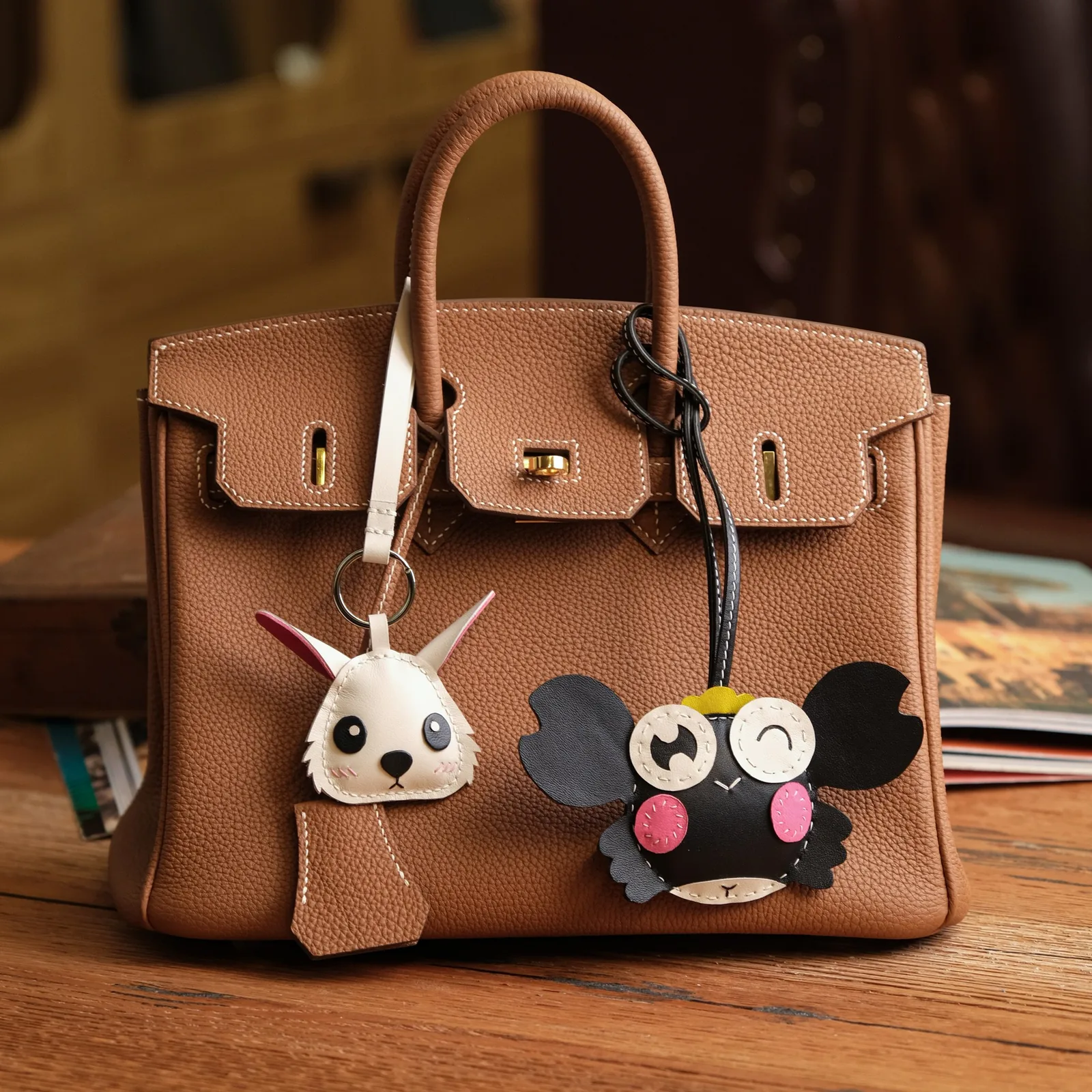 Ảnh Lifestyle Charm đeo túi da Swift tạo hình thỏ và cua - Koi Leather