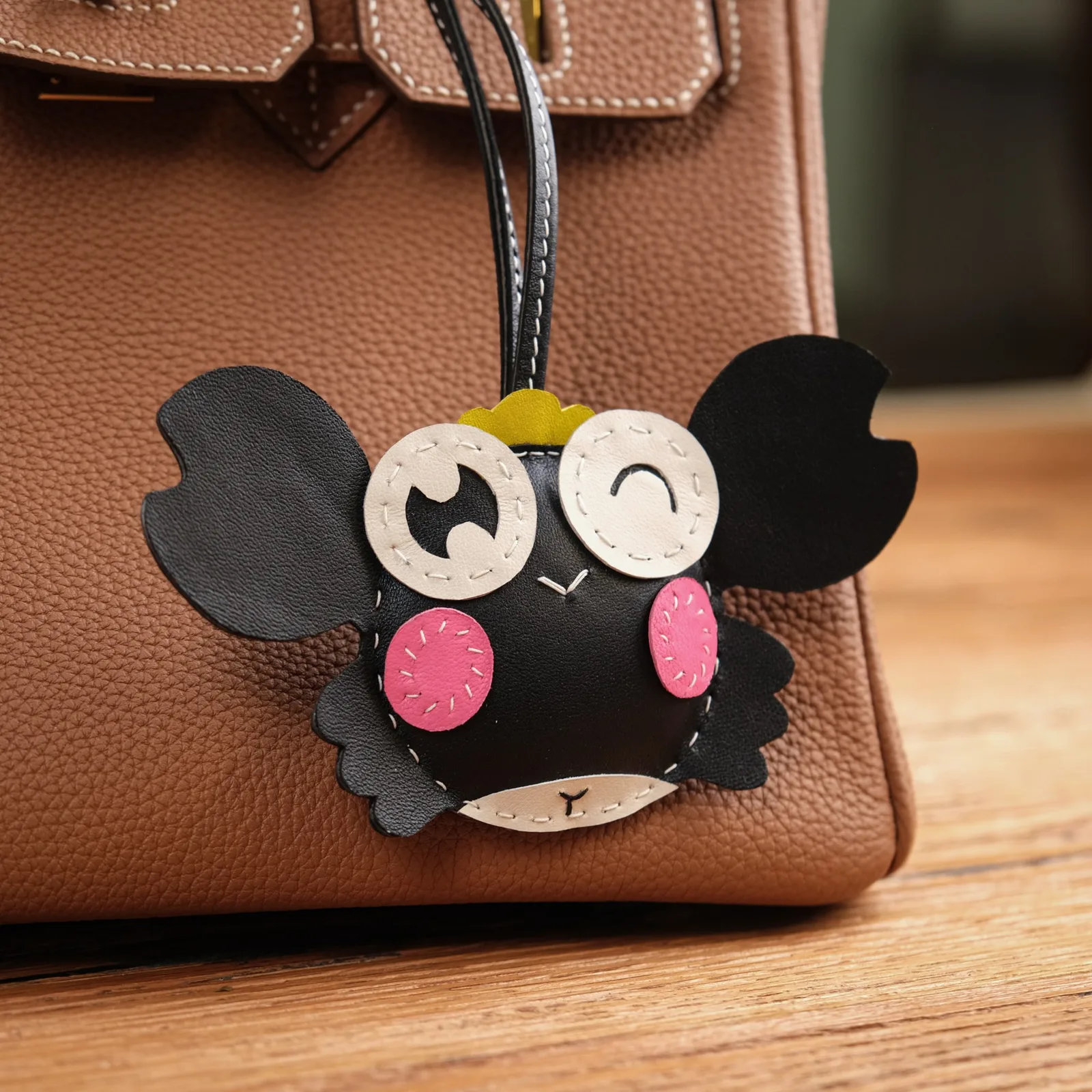 Ảnh Lifestyle Charm đeo túi da Swift tạo hình thỏ và cua - Koi Leather