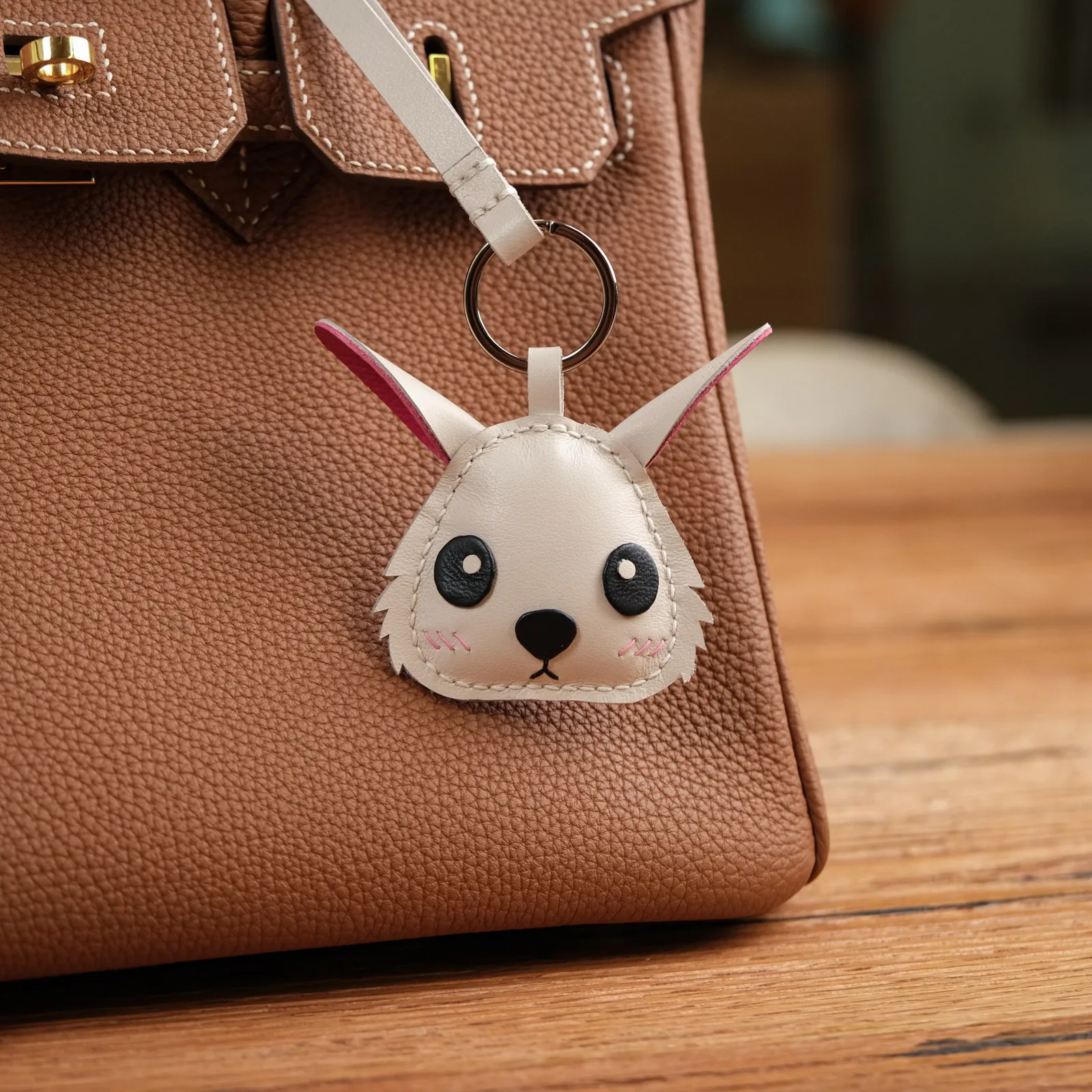 Ảnh Lifestyle Charm đeo túi da Swift tạo hình thỏ và cua - Koi Leather
