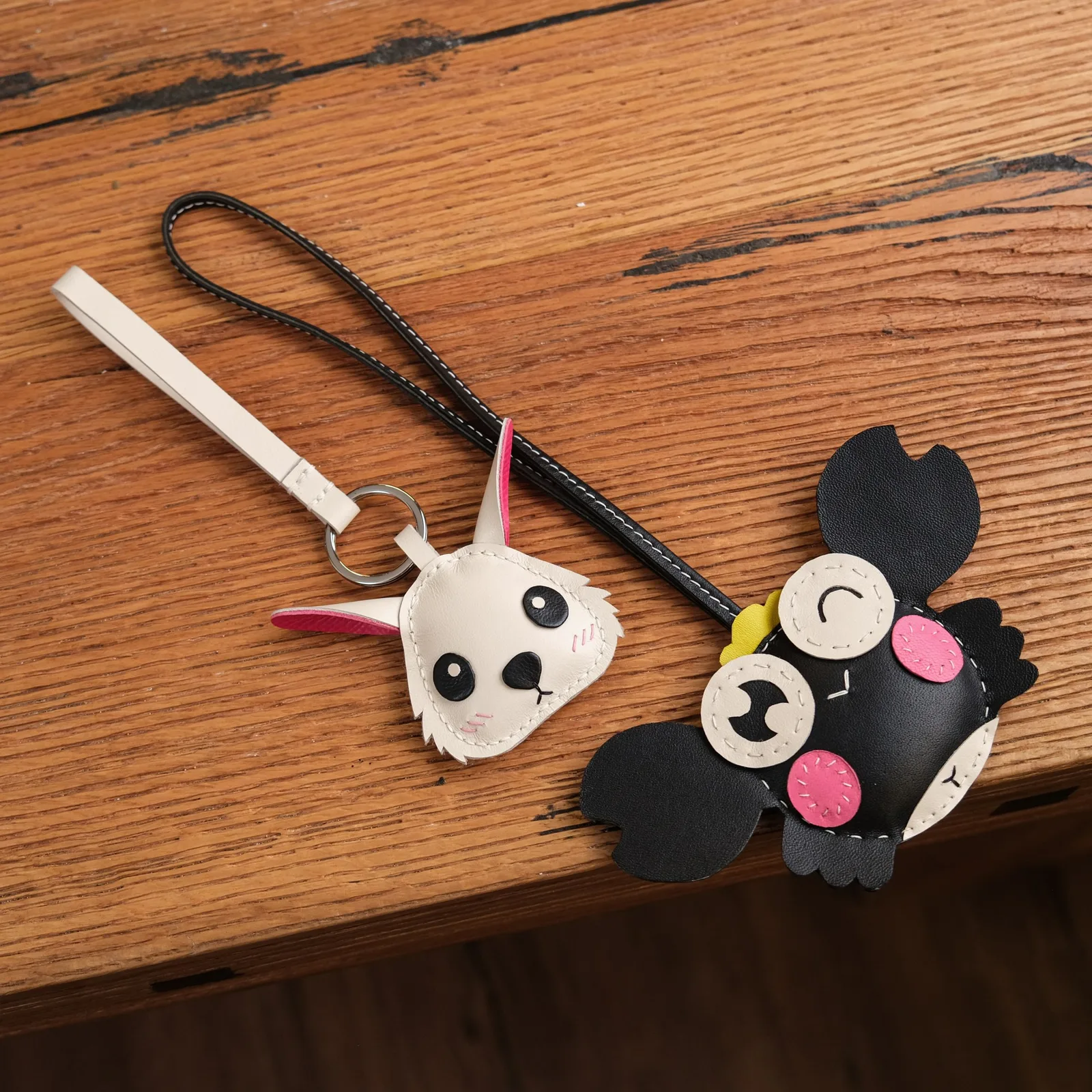 Ảnh Studio Charm đeo túi da Swift tạo hình thỏ và cua - Koi Leather