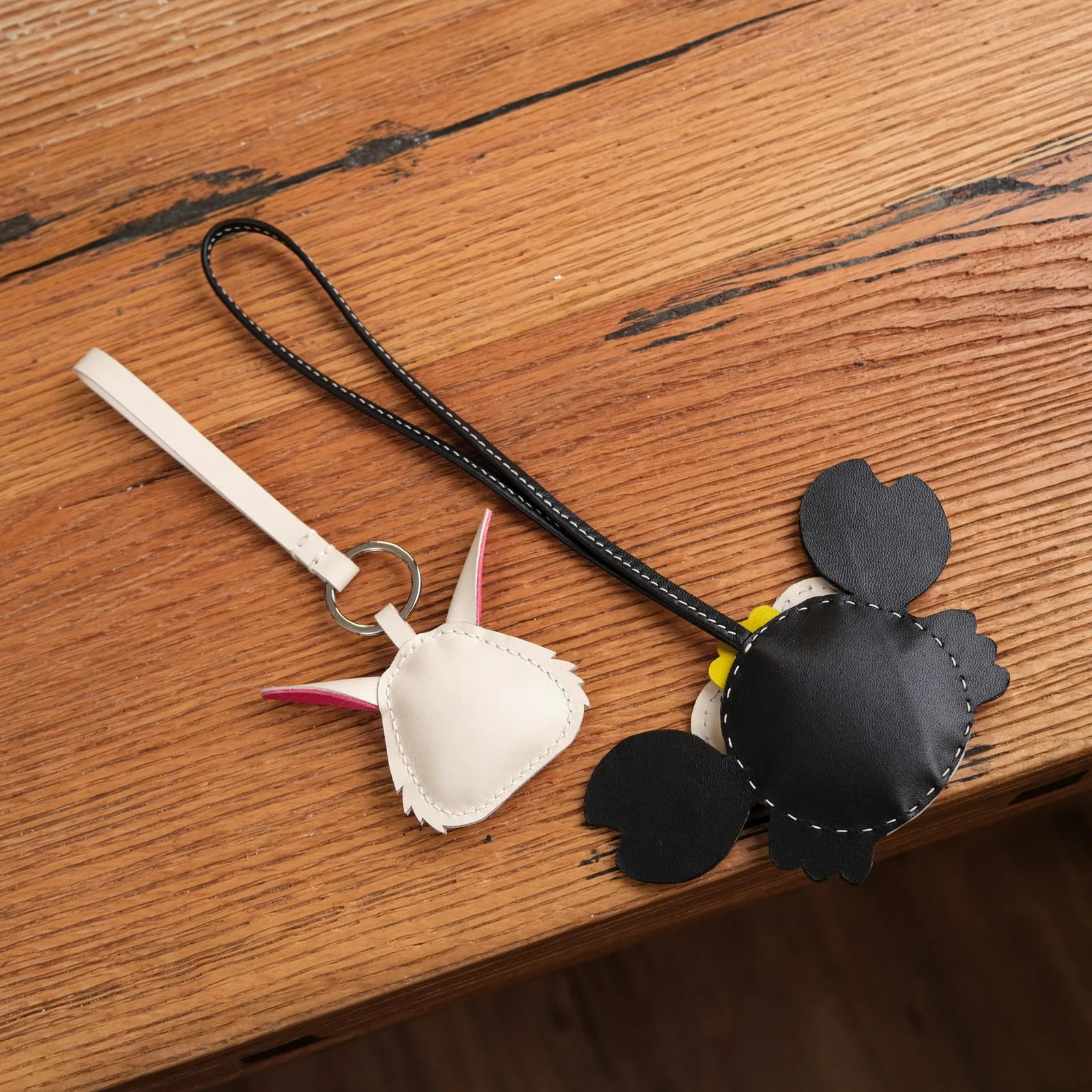 Ảnh Studio Charm đeo túi da Swift tạo hình thỏ và cua - Koi Leather