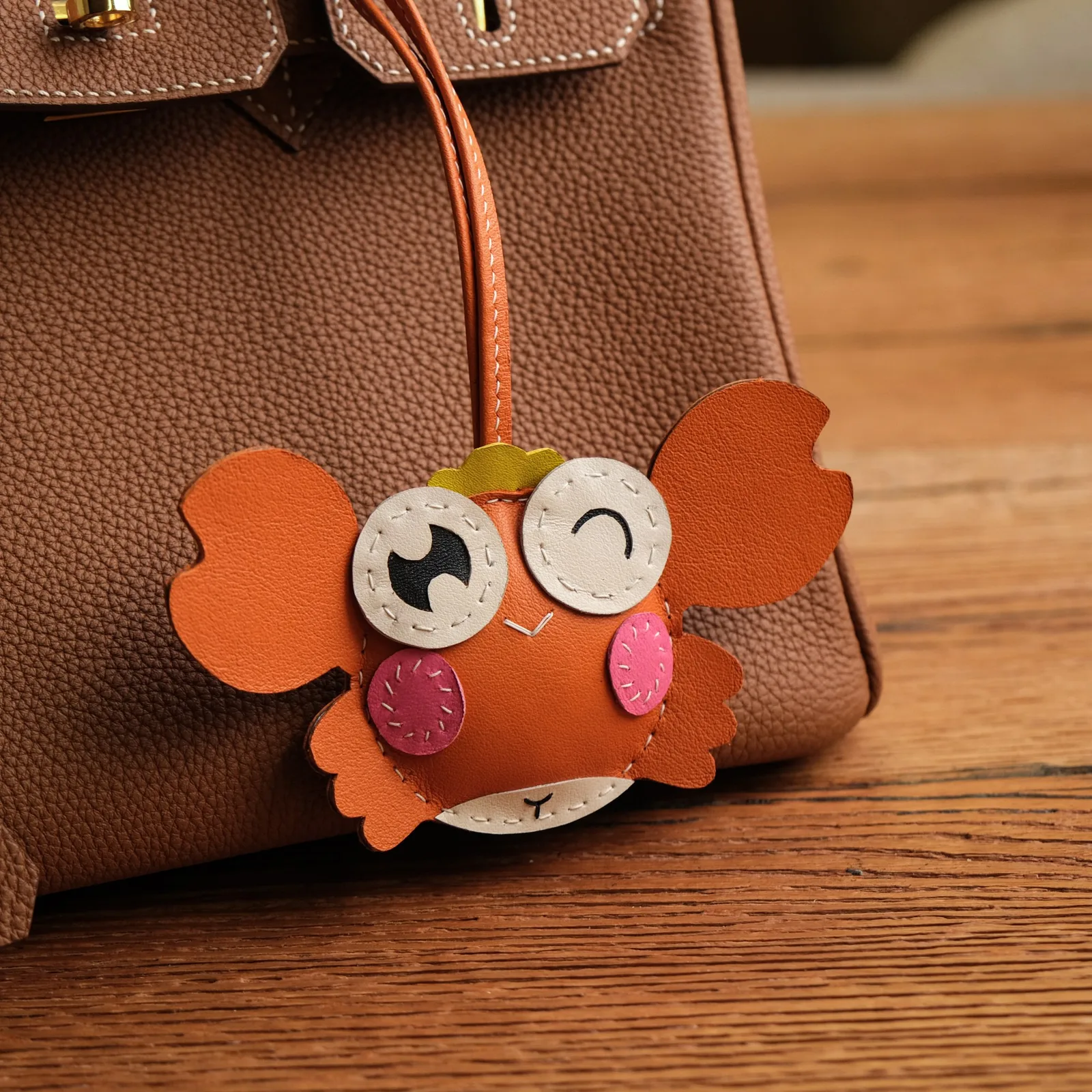 Ảnh Lifestyle Charm đeo túi da Swift tạo hình thỏ và cua - Koi Leather