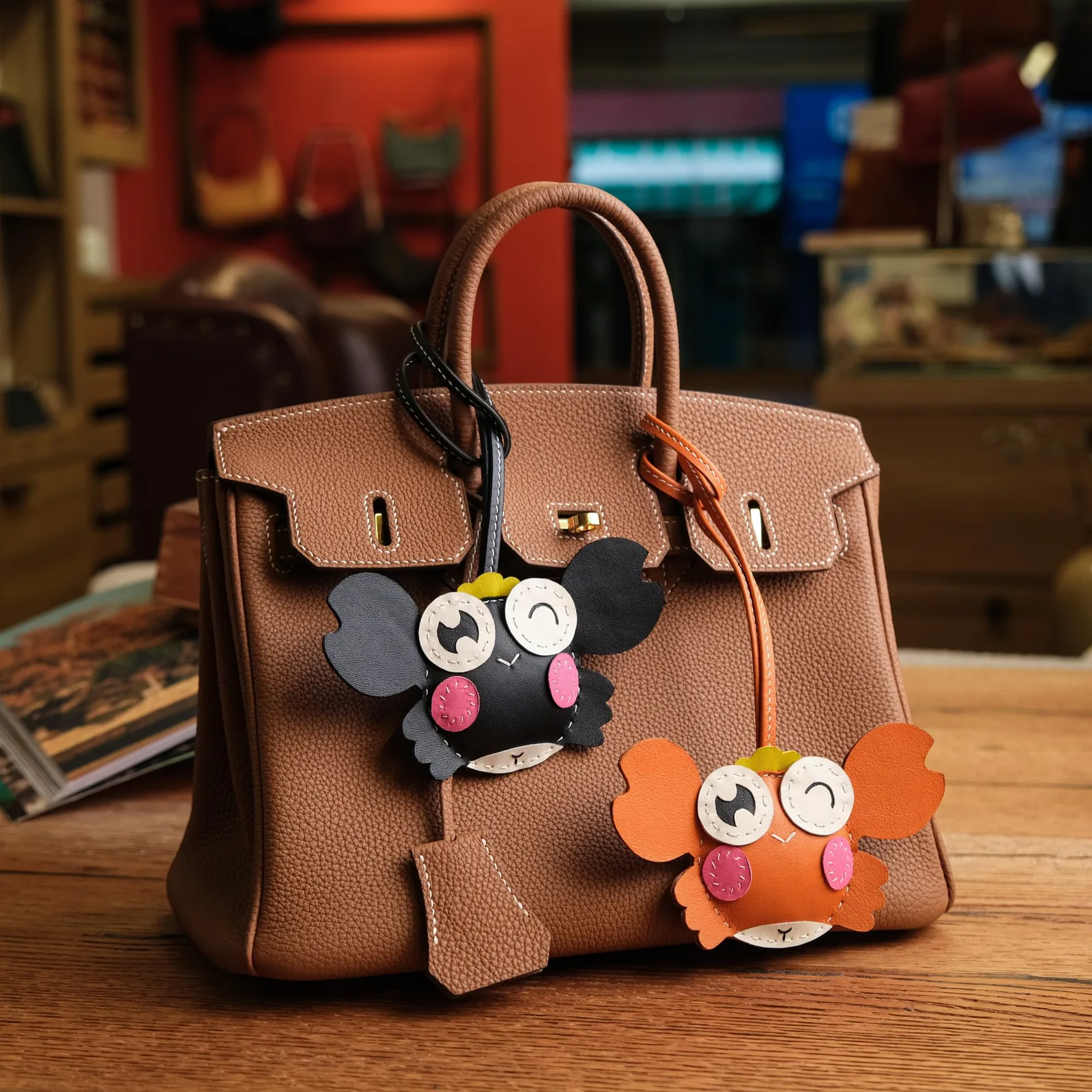 Ảnh Lifestyle Charm đeo túi da Swift tạo hình thỏ và cua - Koi Leather