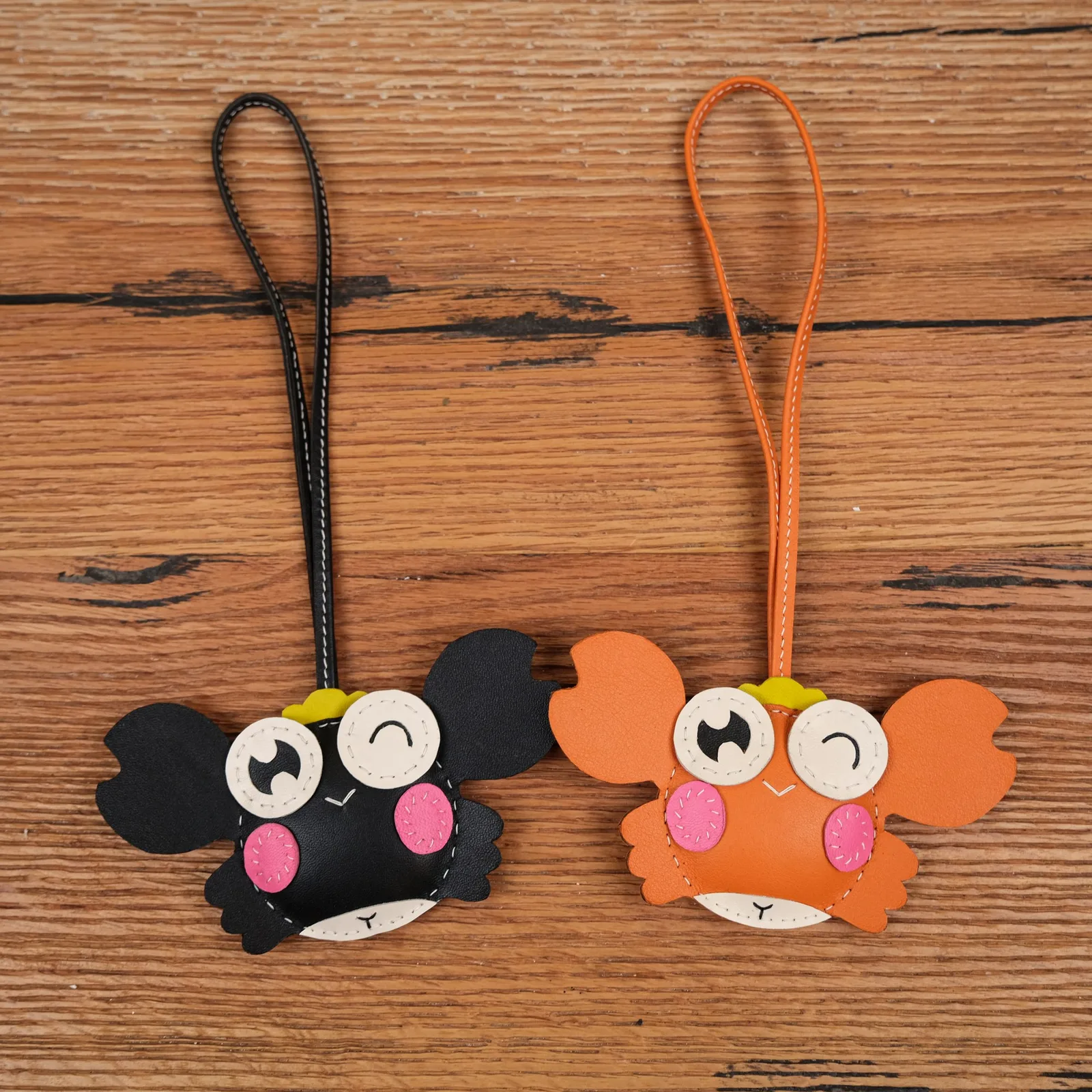 Ảnh Studio Charm đeo túi da Swift tạo hình thỏ và cua - Koi Leather