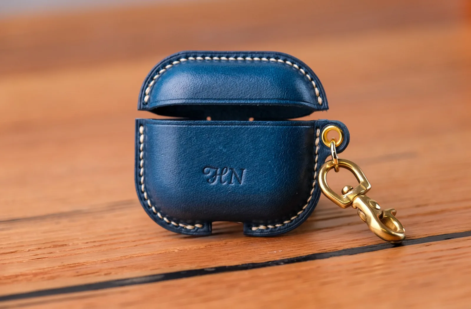 Ảnh Studio Bao da tai nghe da bò thảo mộc màu xanh navy kèm móc cài - Koi Leather