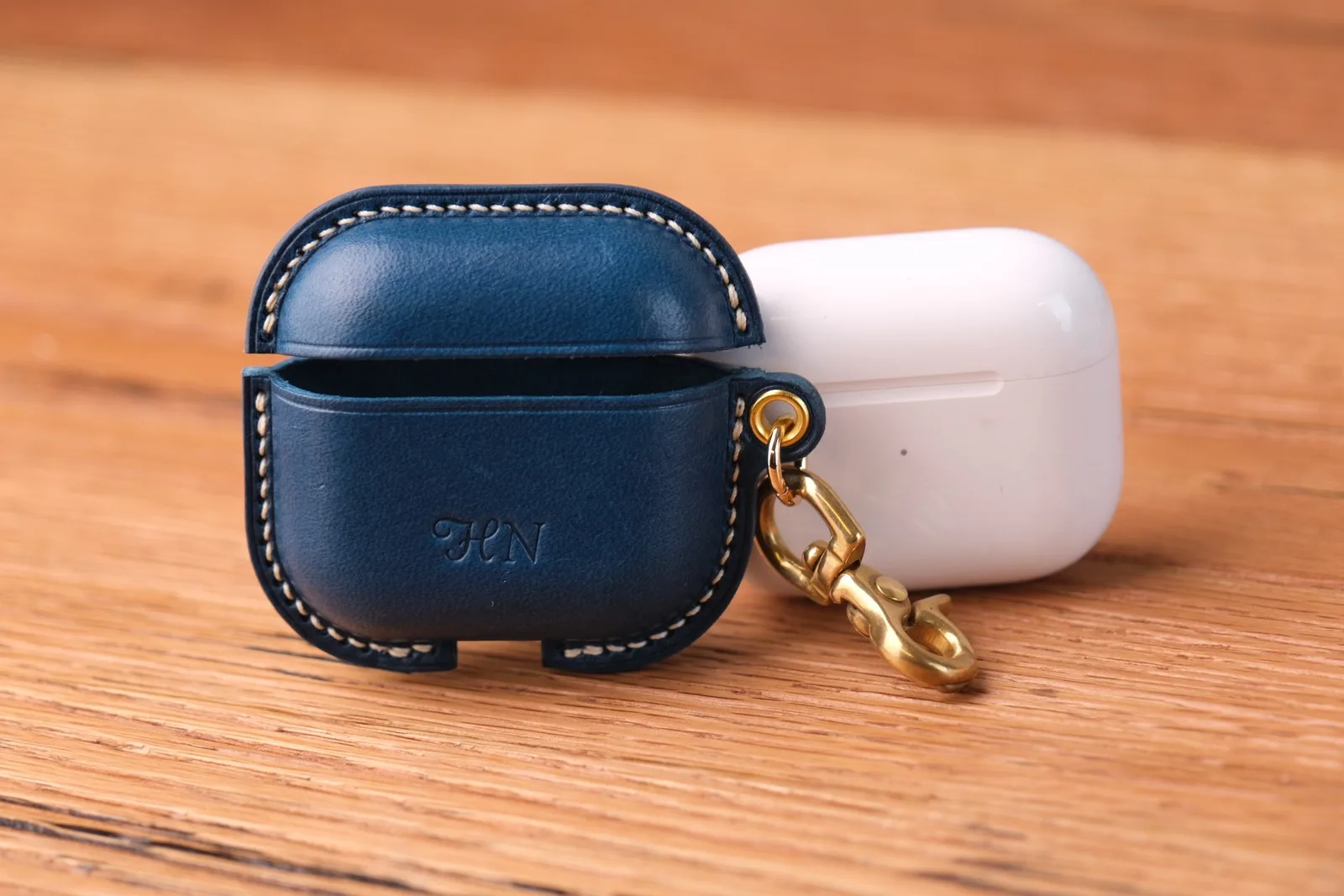 Ảnh Studio Bao da tai nghe da bò thảo mộc màu xanh navy kèm móc cài - Koi Leather
