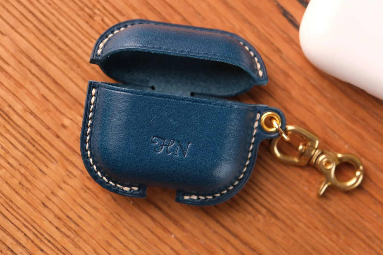 Ảnh Studio Bao da tai nghe da bò thảo mộc màu xanh navy kèm móc cài - Koi Leather