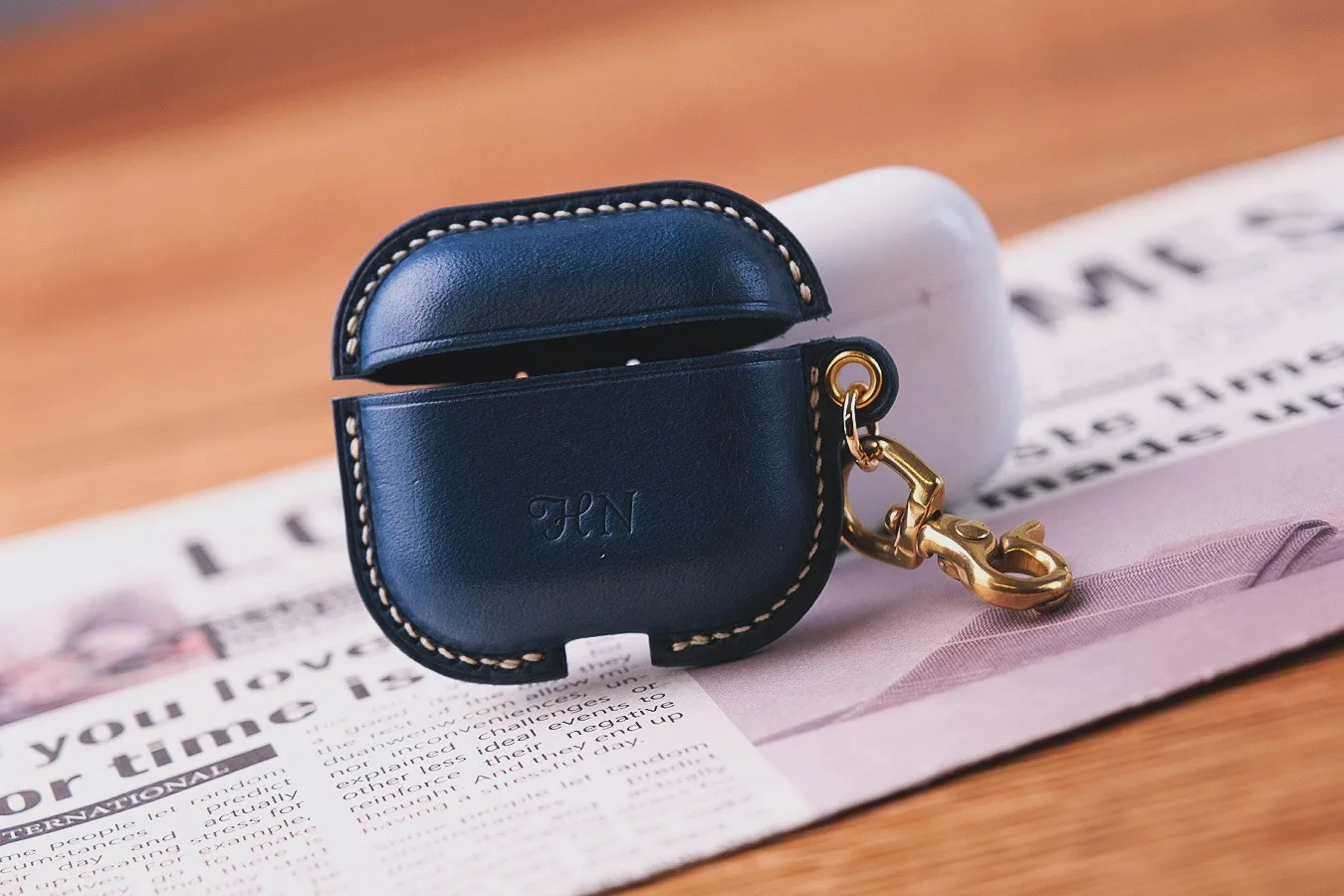 Ảnh Lifestyle Bao da tai nghe da bò thảo mộc màu xanh navy kèm móc cài - Koi Leather