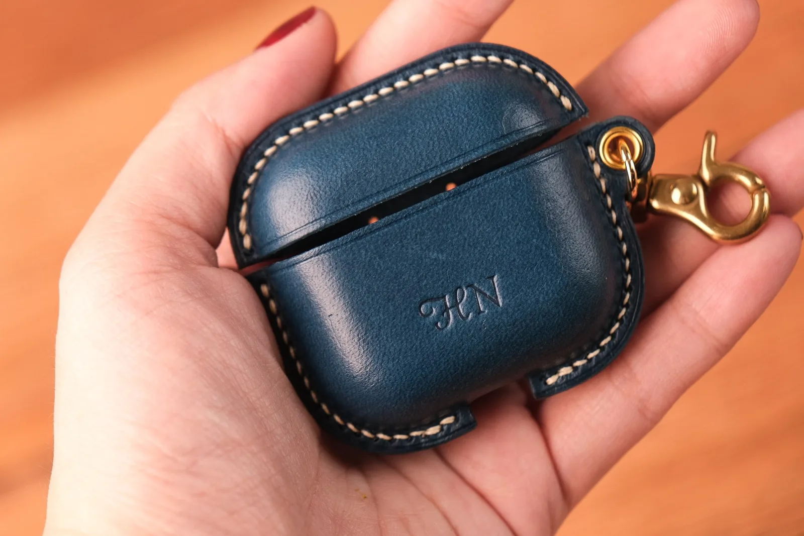 Ảnh Lifestyle Bao da tai nghe da bò thảo mộc màu xanh navy kèm móc cài - Koi Leather