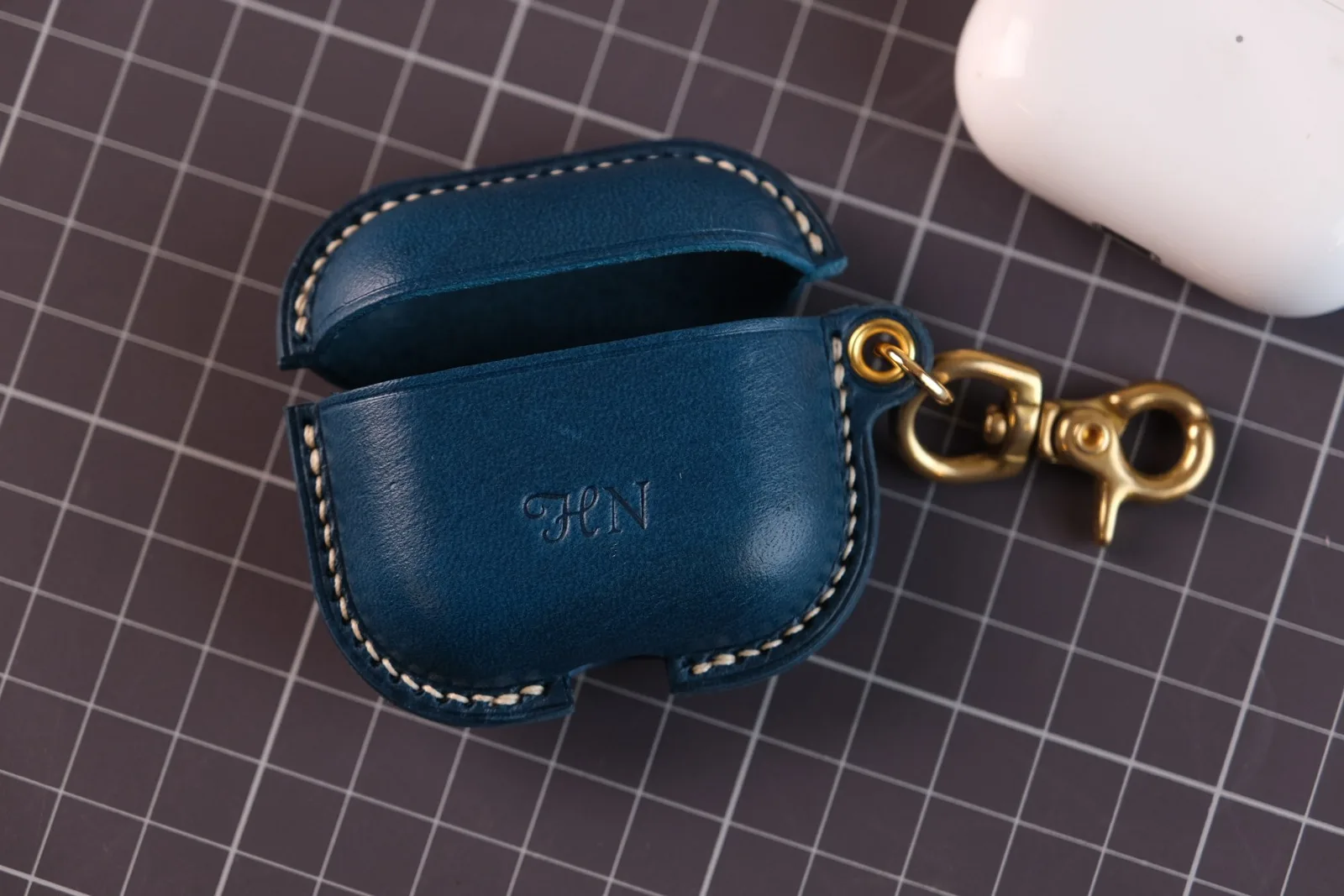 Ảnh Chế tác Bao da tai nghe da bò thảo mộc màu xanh navy kèm móc cài - Koi Leather