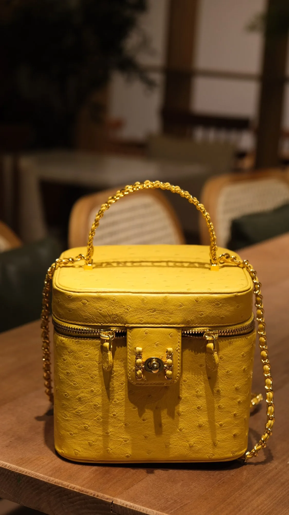 Ảnh Lifestyle Túi dáng hộp da đà điểu màu vàng quai kim loại phối xích - Koi Leather