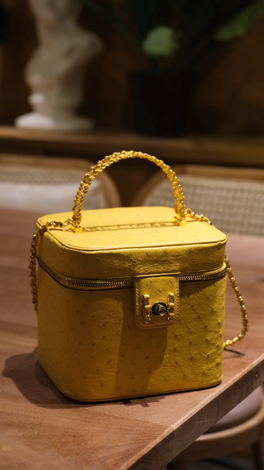 Ảnh Lifestyle Túi dáng hộp da đà điểu màu vàng quai kim loại phối xích - Koi Leather
