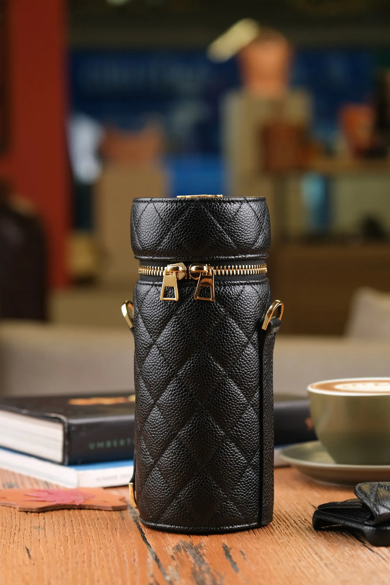 Ảnh Studio Bao da đựng bình giữ nhiệt da Caviar chần trám màu đen - Koi Leather