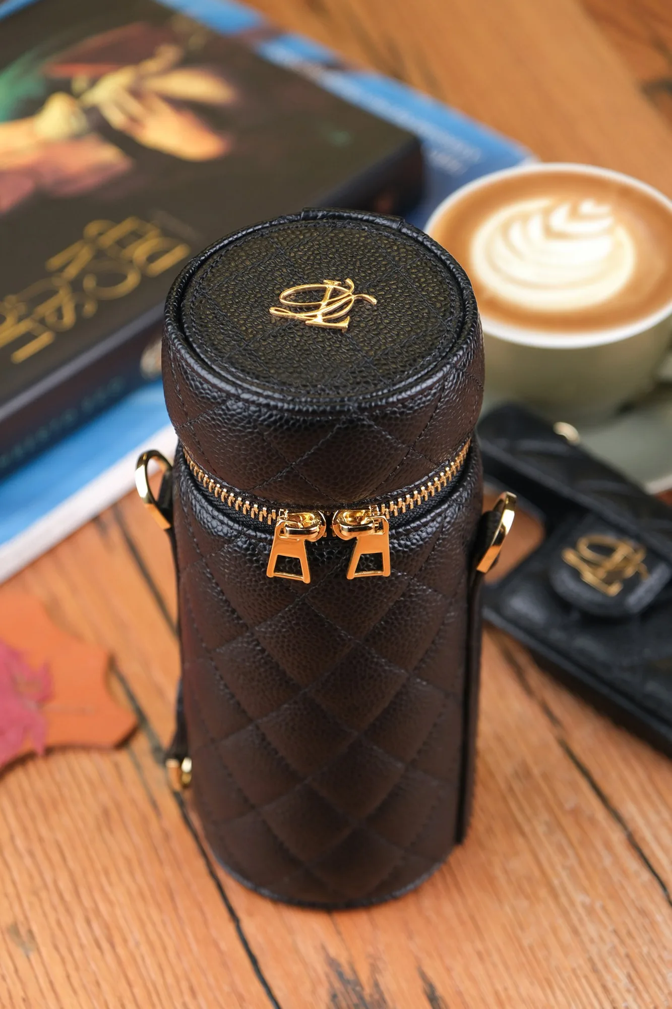 Ảnh Studio Bao da đựng bình giữ nhiệt da Caviar chần trám màu đen - Koi Leather