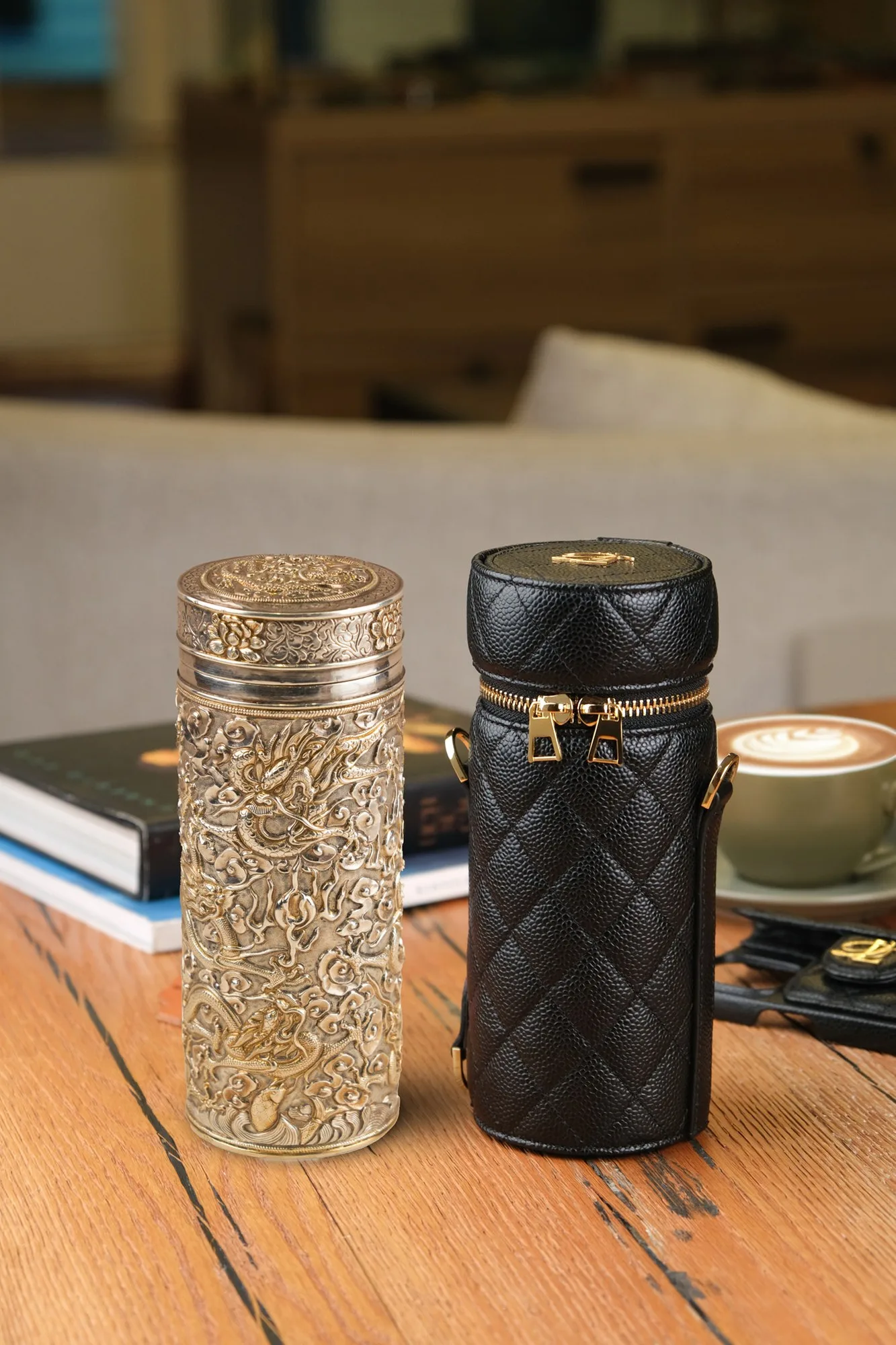 Ảnh Lifestyle Bao da đựng bình giữ nhiệt da Caviar chần trám màu đen - Koi Leather