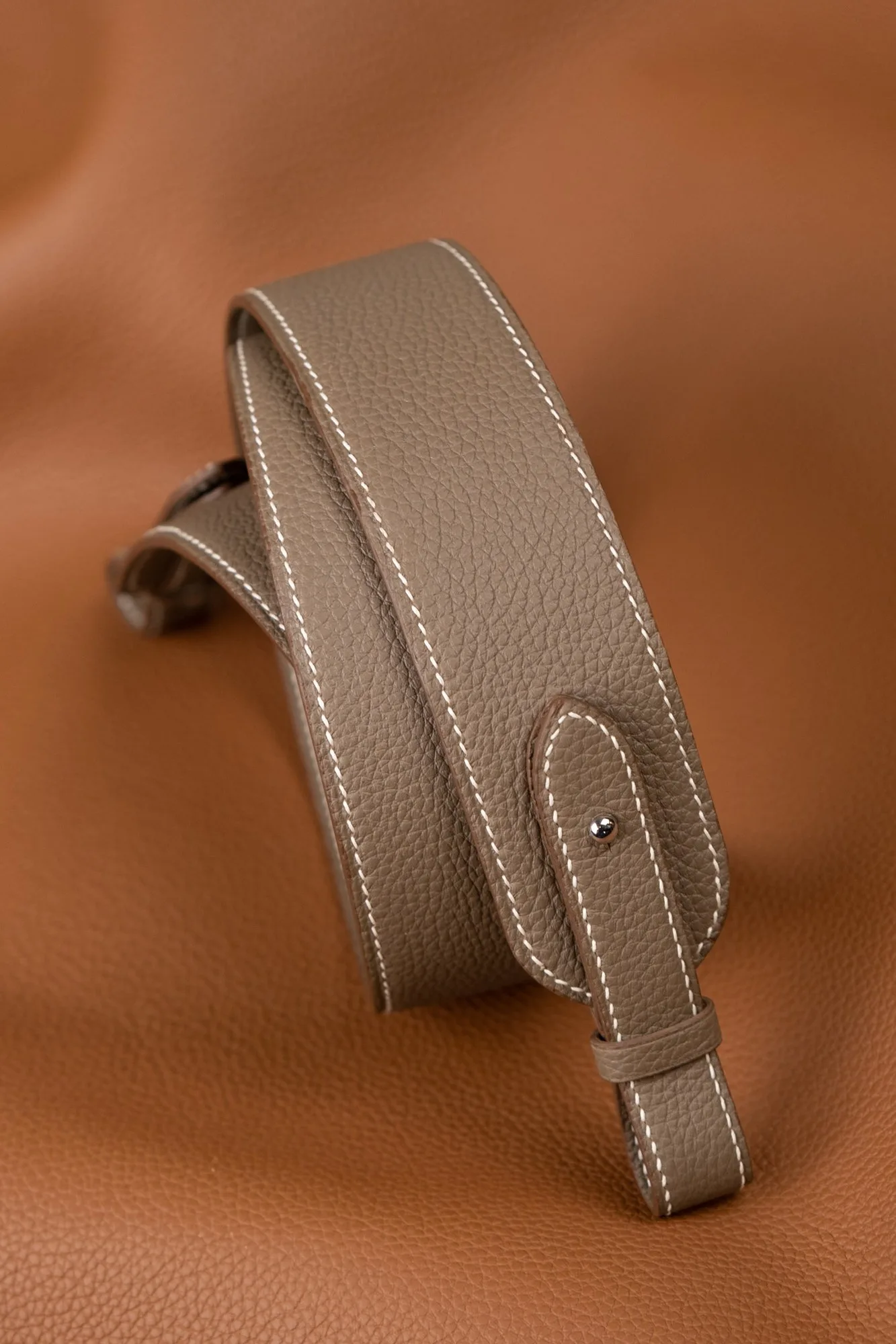 Ảnh Studio Dây lưng nữ da Togo màu taupe bản to khóa chốt nấm - Koi Leather