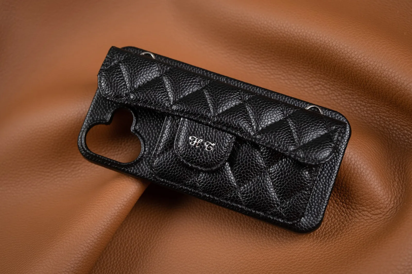 Ảnh Studio Ốp lưng điện thoại da Caviar đen chần trám có ngăn thẻ - Koi Leather
