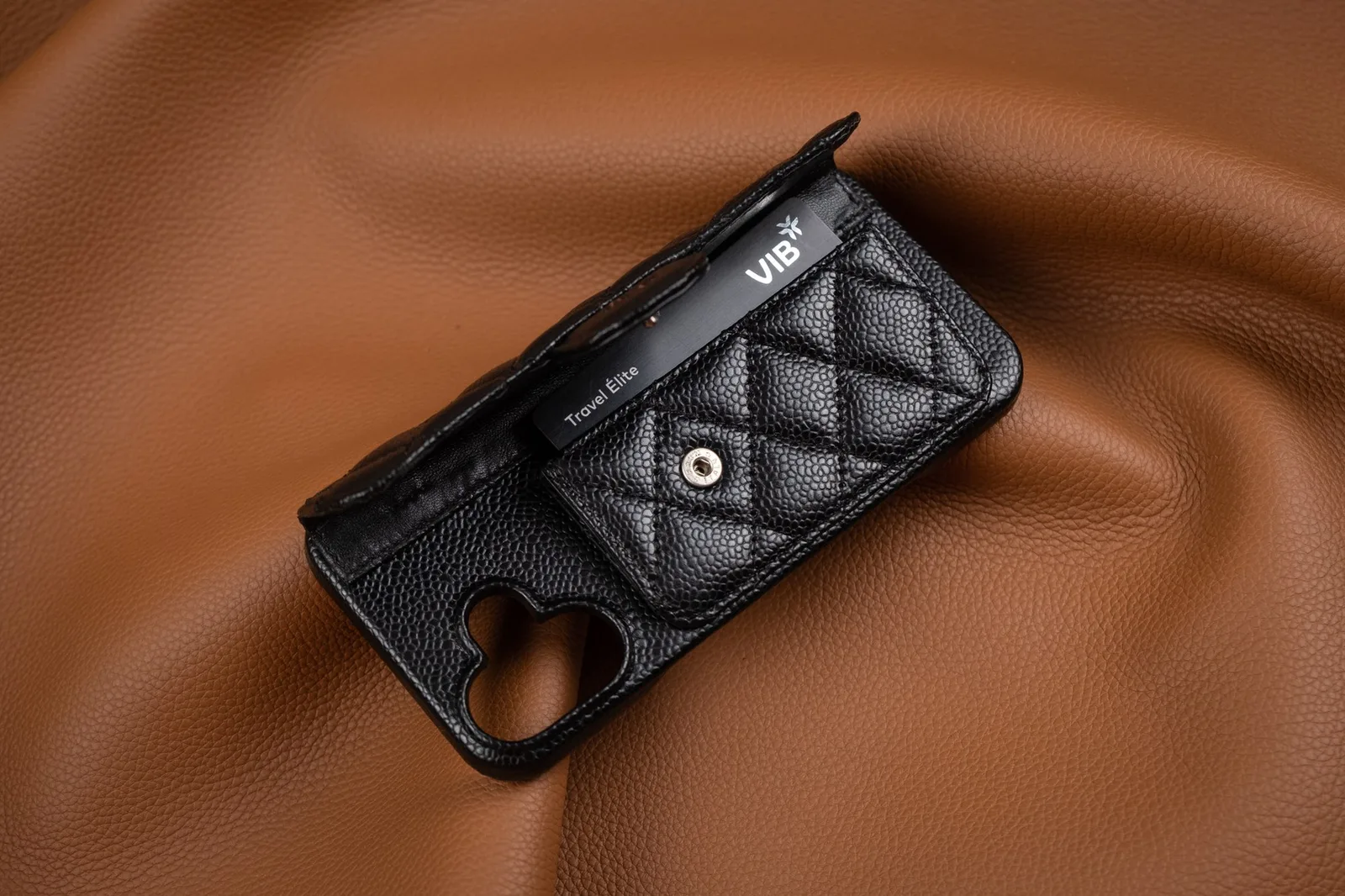 Ảnh Studio Ốp lưng điện thoại da Caviar đen chần trám có ngăn thẻ - Koi Leather
