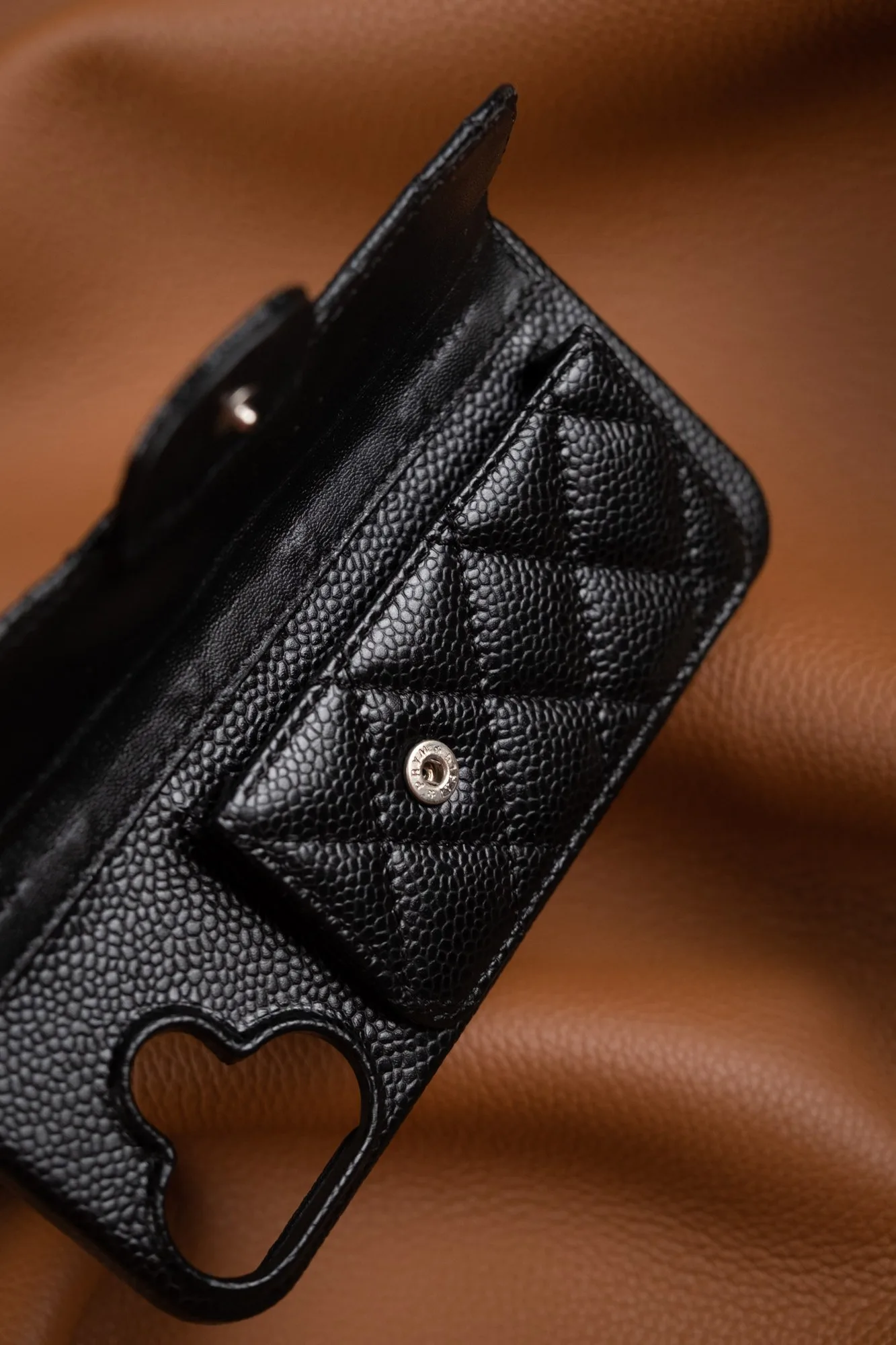 Ảnh Studio Ốp lưng điện thoại da Caviar đen chần trám có ngăn thẻ - Koi Leather