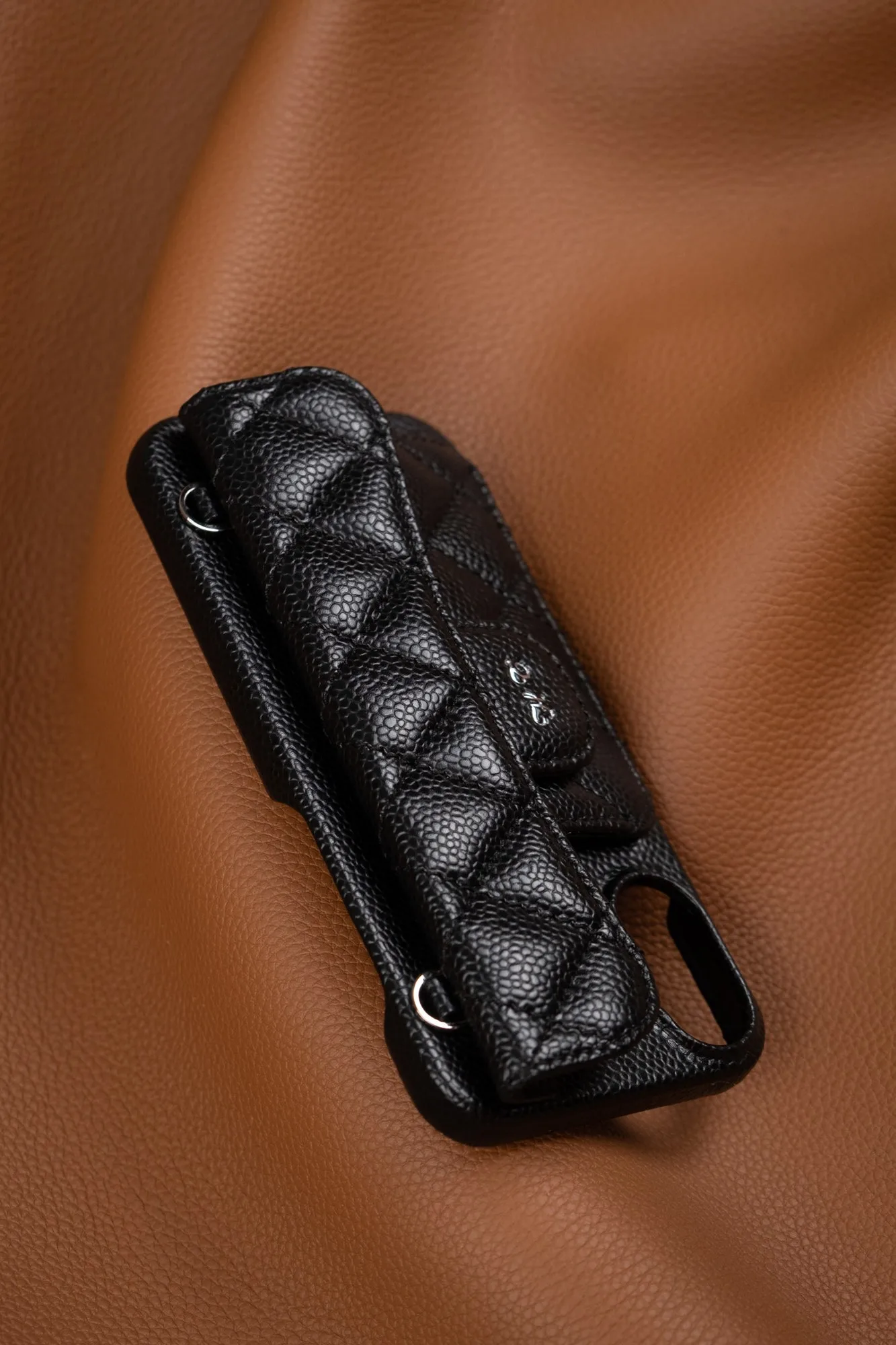 Ảnh Studio Ốp lưng điện thoại da Caviar đen chần trám có ngăn thẻ - Koi Leather